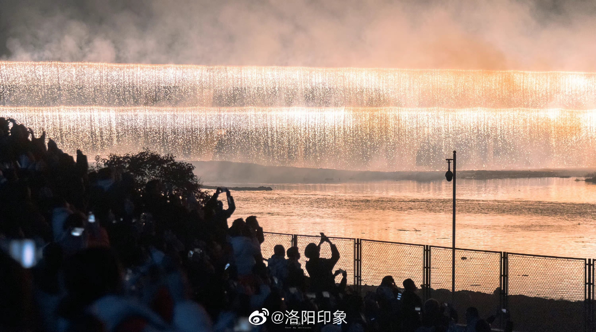 河上的烟花瀑布是真的美  67