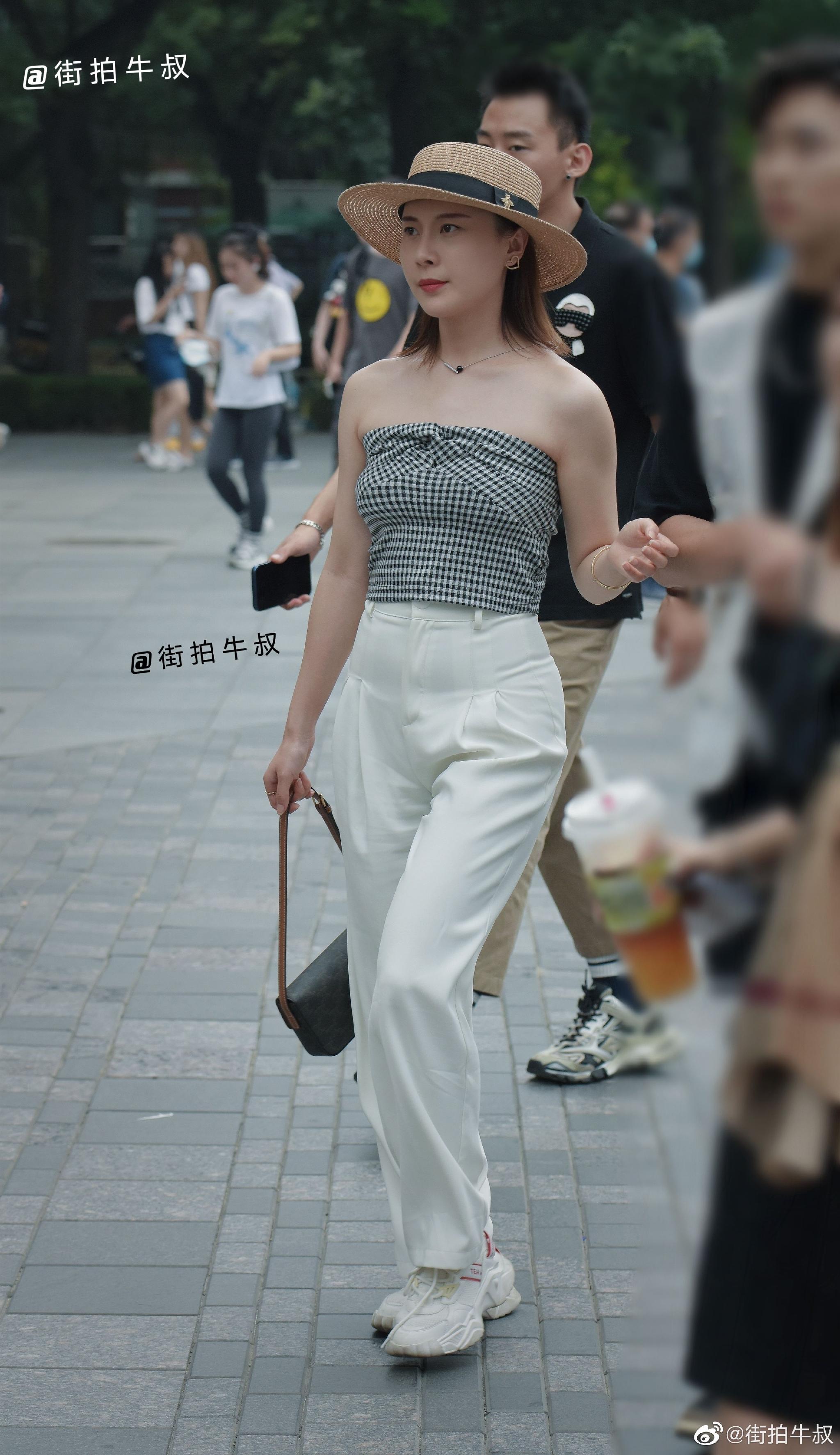 美女一身英伦范的格子抹胸装出街__财经头条