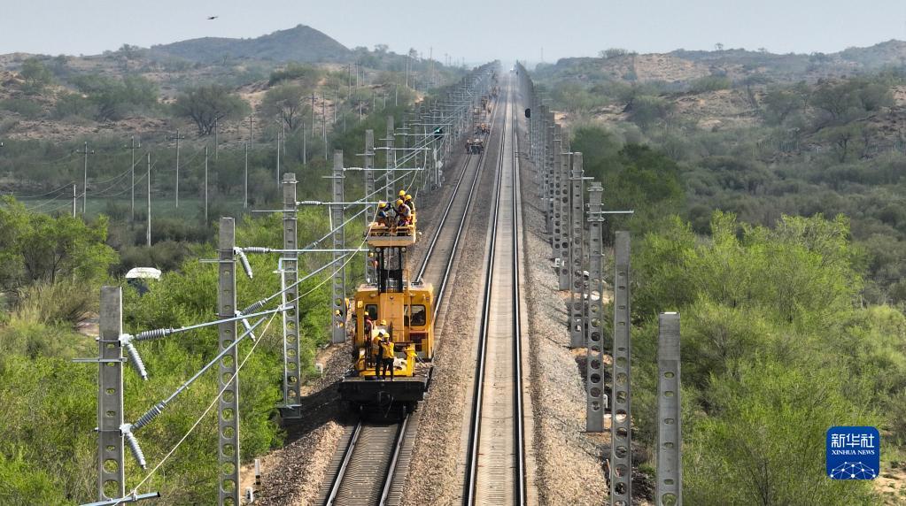 太锡铁路内蒙古段架线忙_高清图集_新浪网