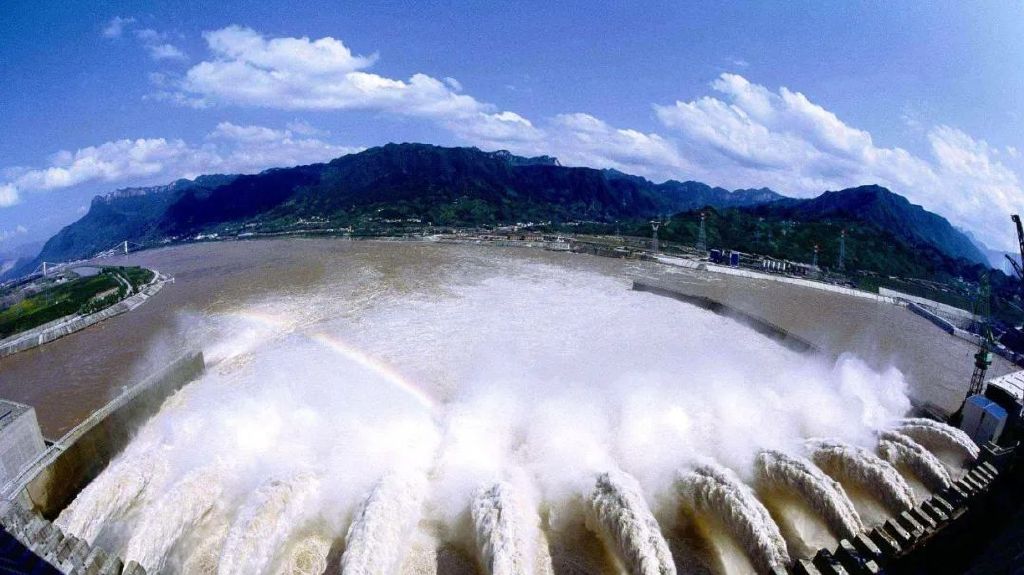 大学门口放水改为降车窗究竟有什么门道？