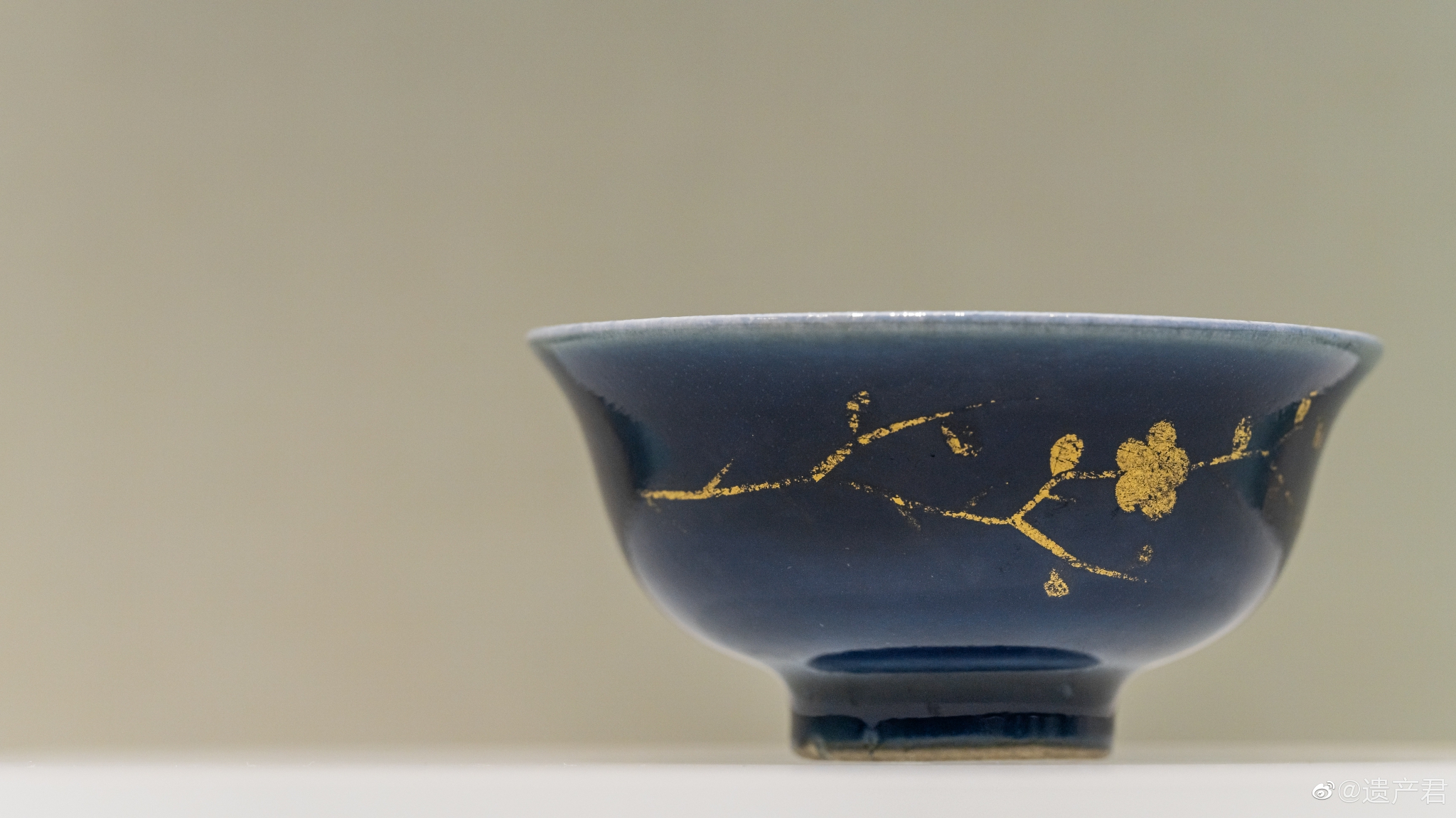 河北博物院藏元代蓝釉色金彩月影梅纹杯