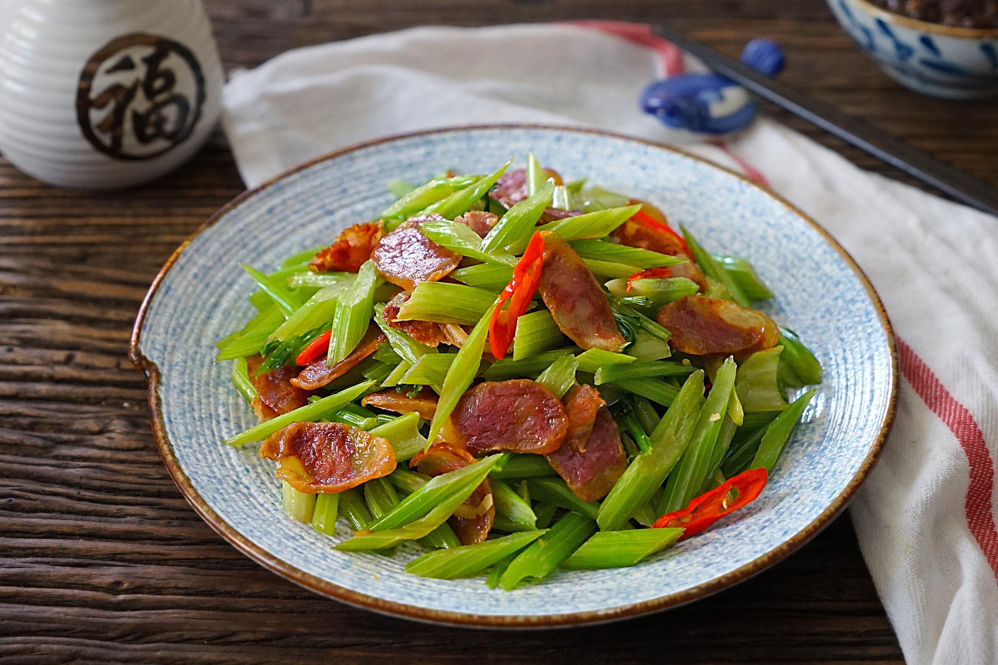芹菜炒腊肉【食材】芹菜200克,腊肠90克,红辣椒2个,生姜丝3克,酱油1