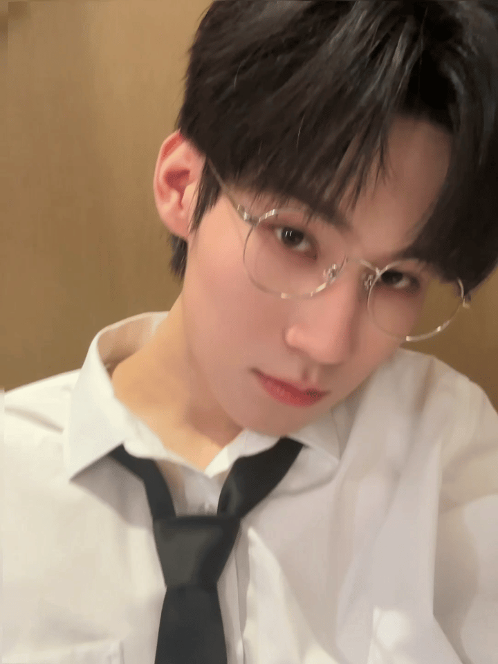 张真源元宵节营业照,戴金丝眼镜帅翻啦 张真源你是懂自拍的__财经头条