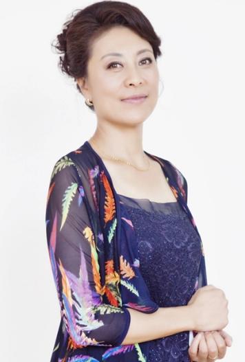 58岁影后岳红罕露面紧搂小伙不避嫌穿短裤太紧勒出赘肉