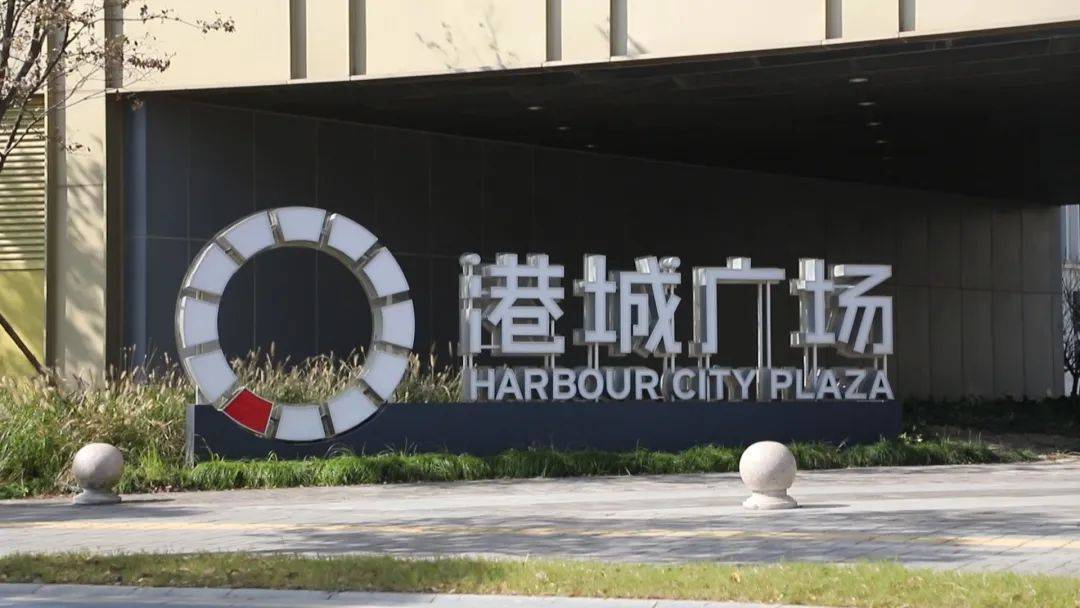 同时,临港的首个特斯拉超级充电站也落户在港城广场地下车库,设置了多