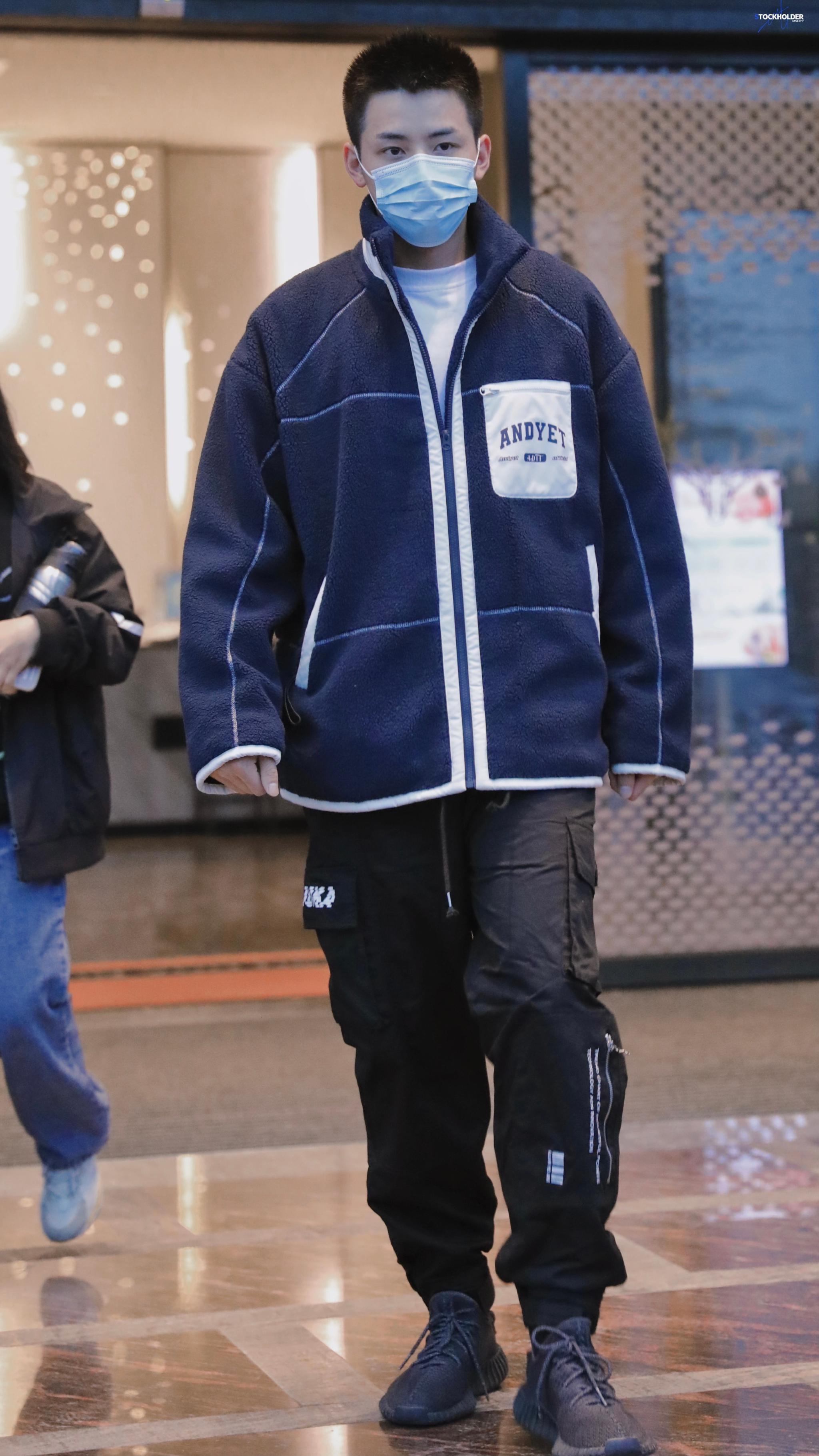 任豪今日份上班饭拍 蓝色羊羔毛外套搭配运动裤……_高清图集_新浪网