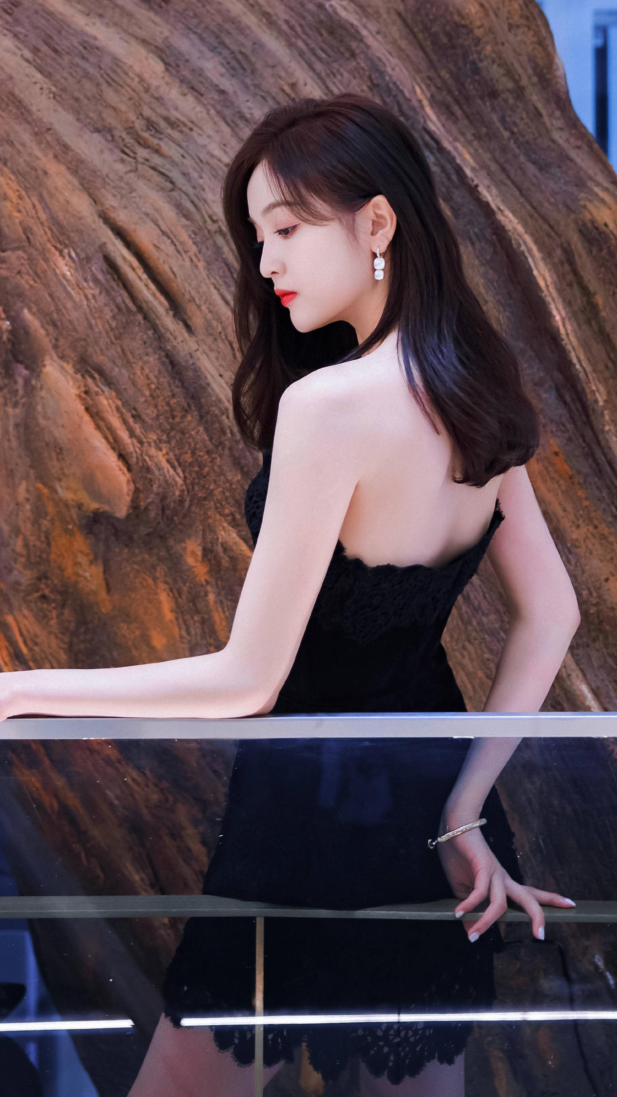 吴宣仪蕾丝裙烈焰红唇美得让人想犯罪啊