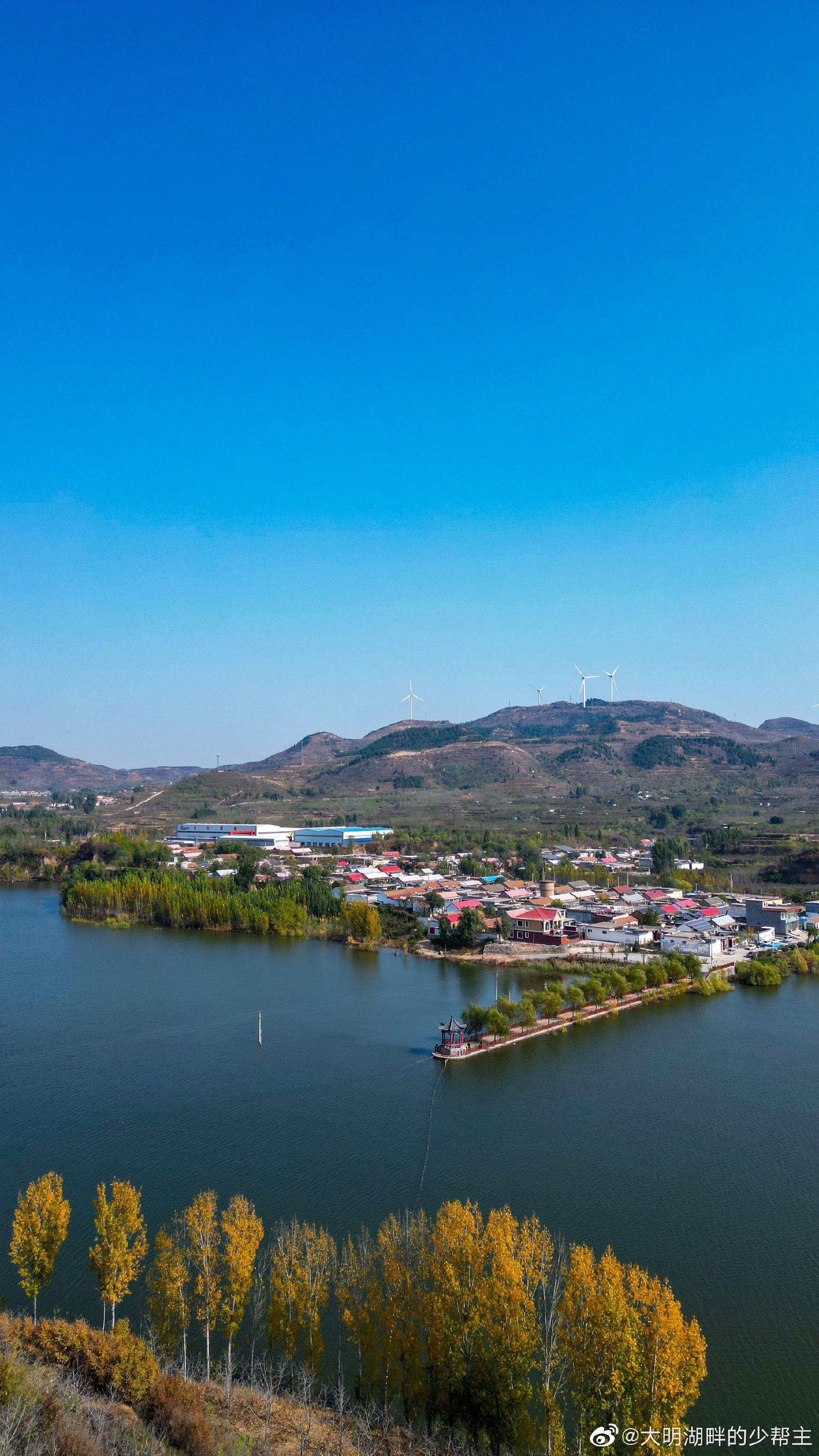 已近深秋,长清五峰山下的钓鱼台水库呈现出最美的颜色