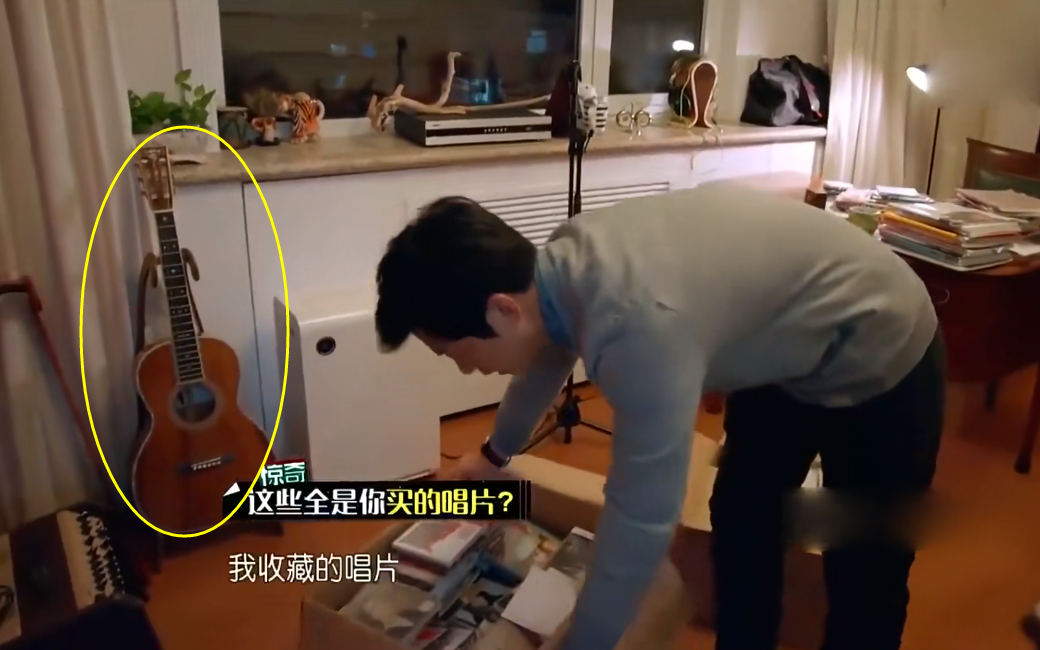 另外让人觉得意外的是,李健家里的客厅中居然没有布置沙发茶几,而是