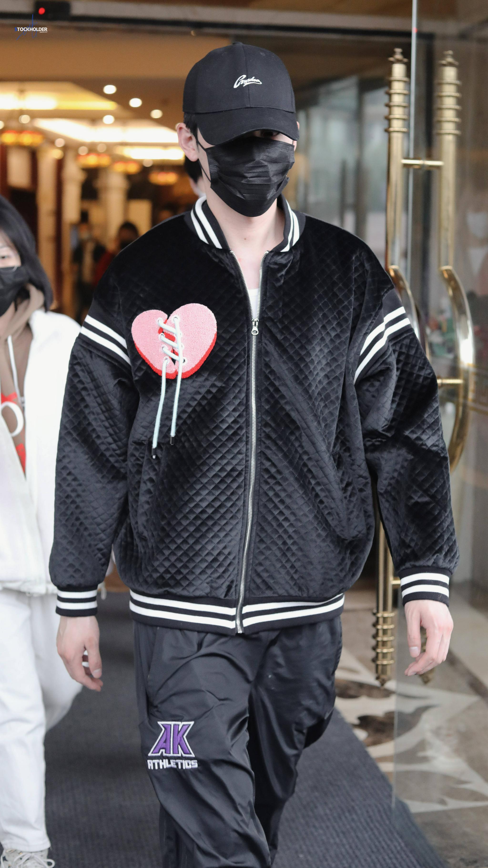 任豪上班饭拍 爱心棒球外套搭配运动裤,周末早啊……_高清图集_新浪网