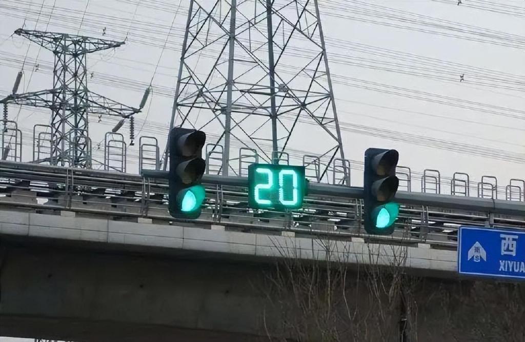 虽然已经澄清,目前红绿灯的国标中从未对取消"倒计时",但换种角度来看