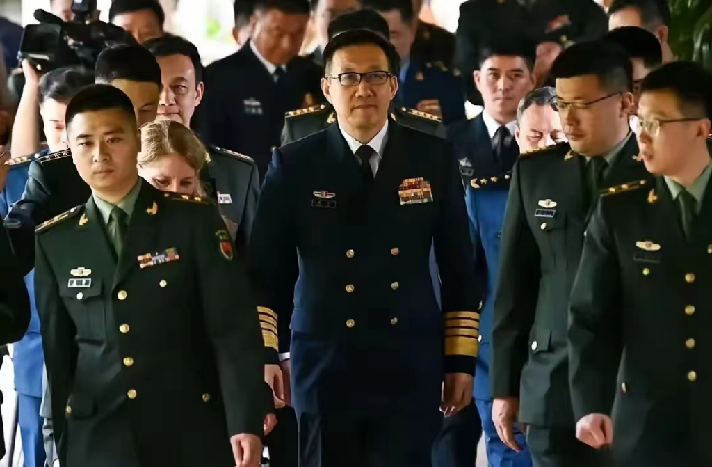大国防长新加坡会晤,中方参会人员自信沉着,美方参会员脸色凝重|中国|美国|红海|涉中负面|国防部长_新浪新闻