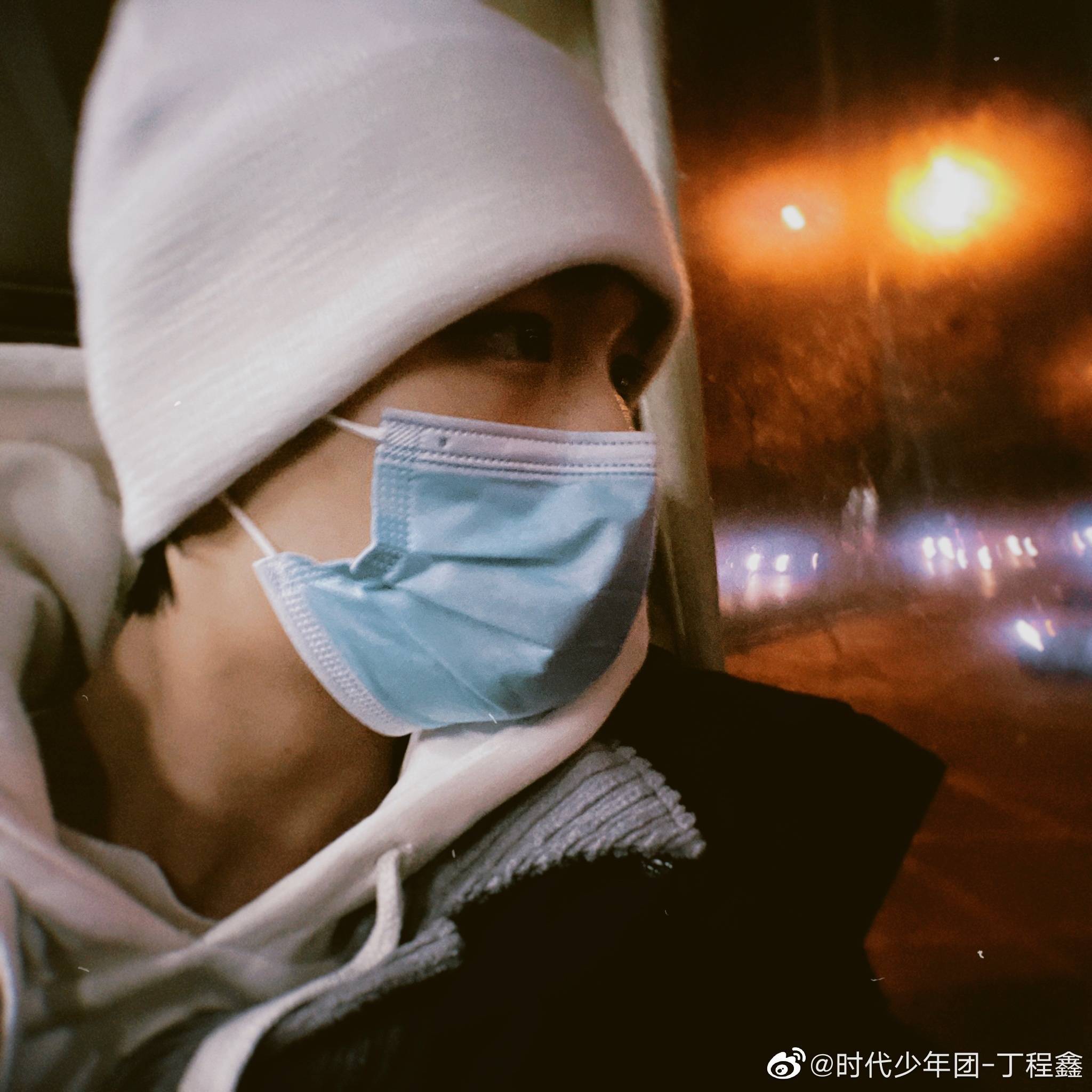 的水蒸气戴着口罩也能看出高挺的鼻梁,真的好绝@时代少年团-丁程鑫