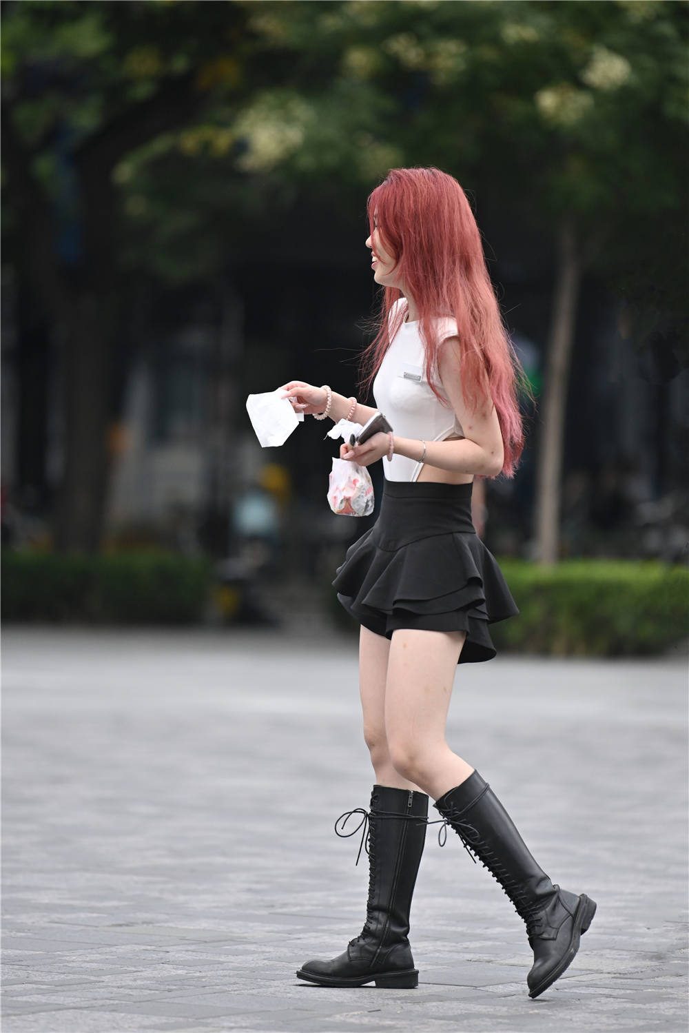 夏季依旧搭配长靴现在的姑娘很喜欢长靴也搭配出特别的效果