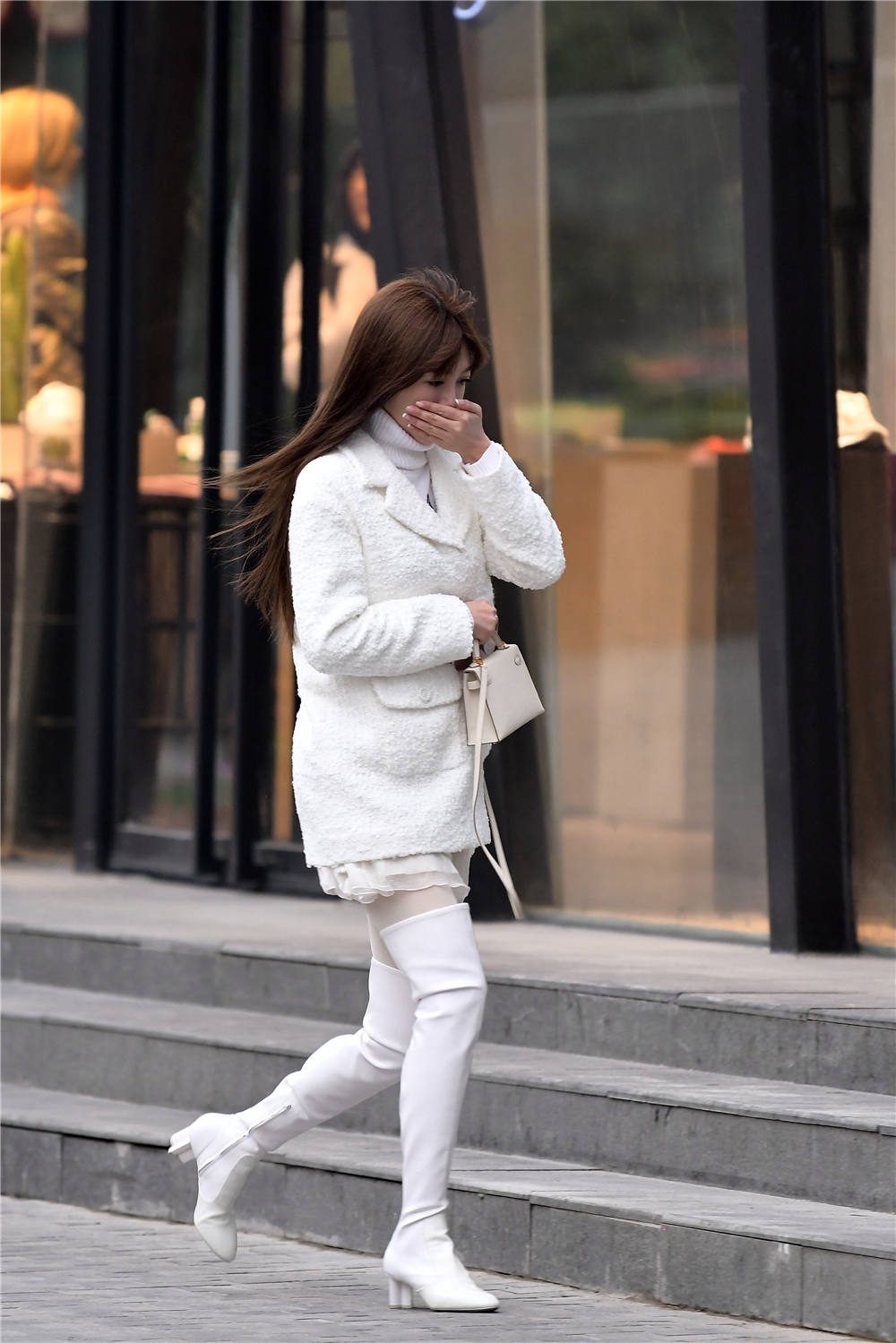 高领的款式,这样更有保暖的效果,也衬托出修长的脖颈,美女穿着白色的