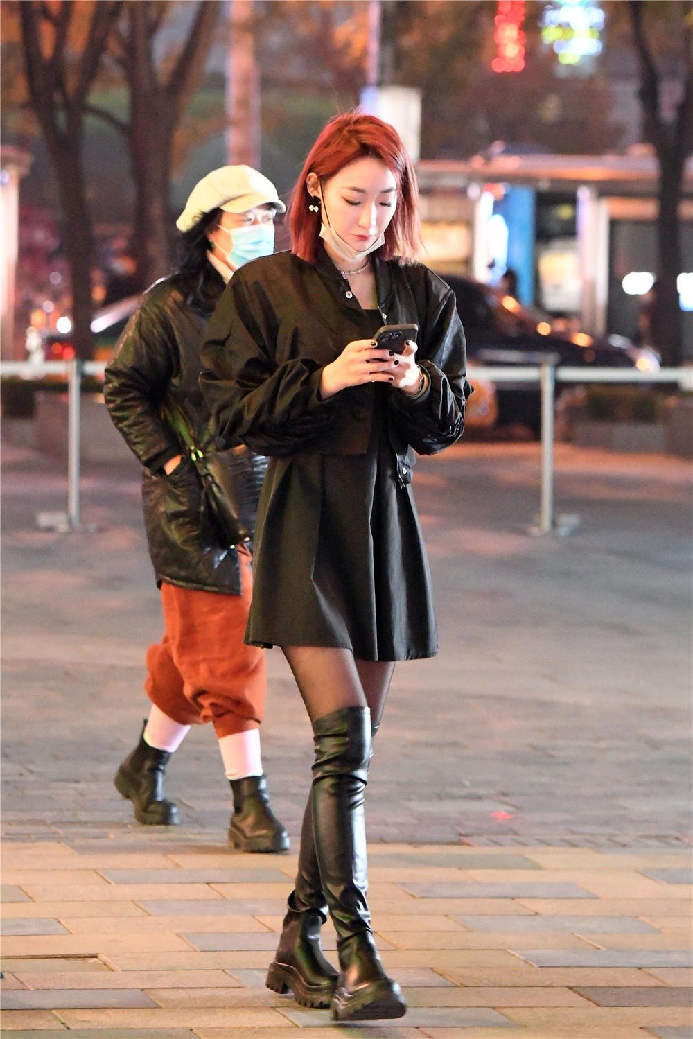 黑色丝袜搭配长靴秋冬季节的经典选择让你的搭配更轻松