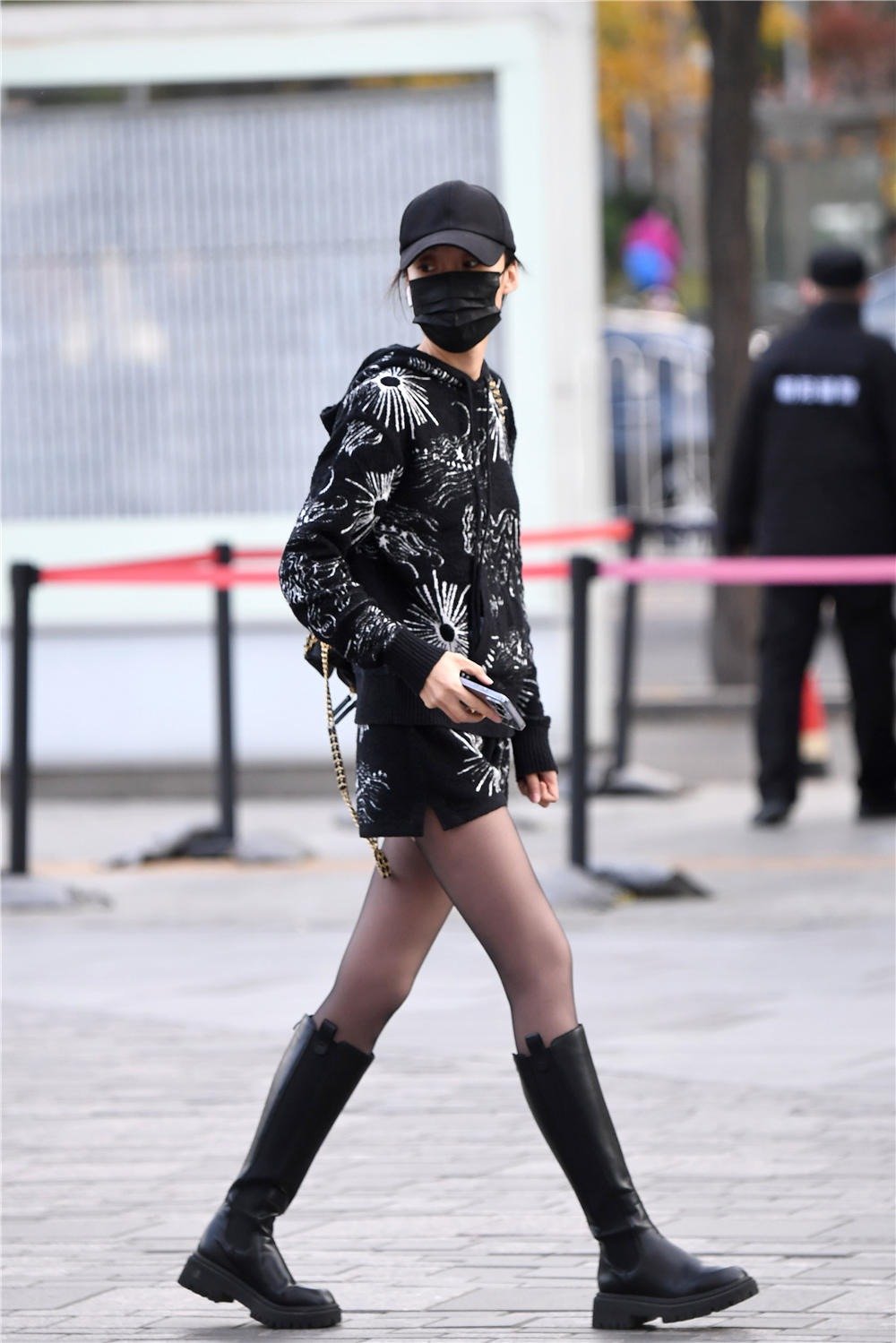 黑色丝袜搭配长靴秋冬季节的经典选择让你的搭配更轻松