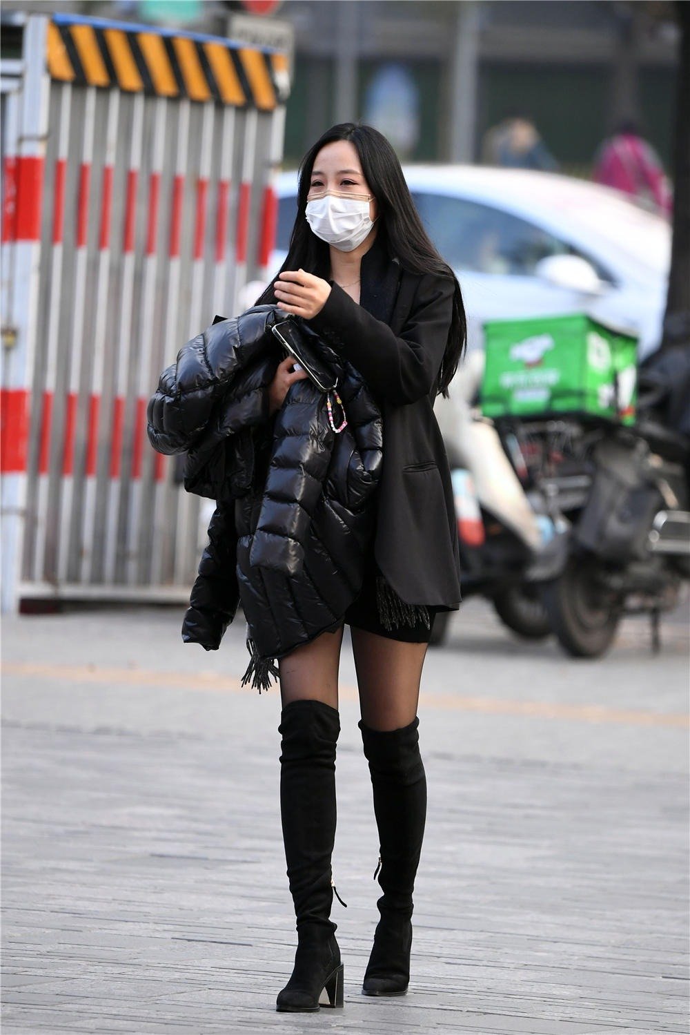 黑色丝袜搭配长靴秋冬季节的经典选择让你的搭配更轻松