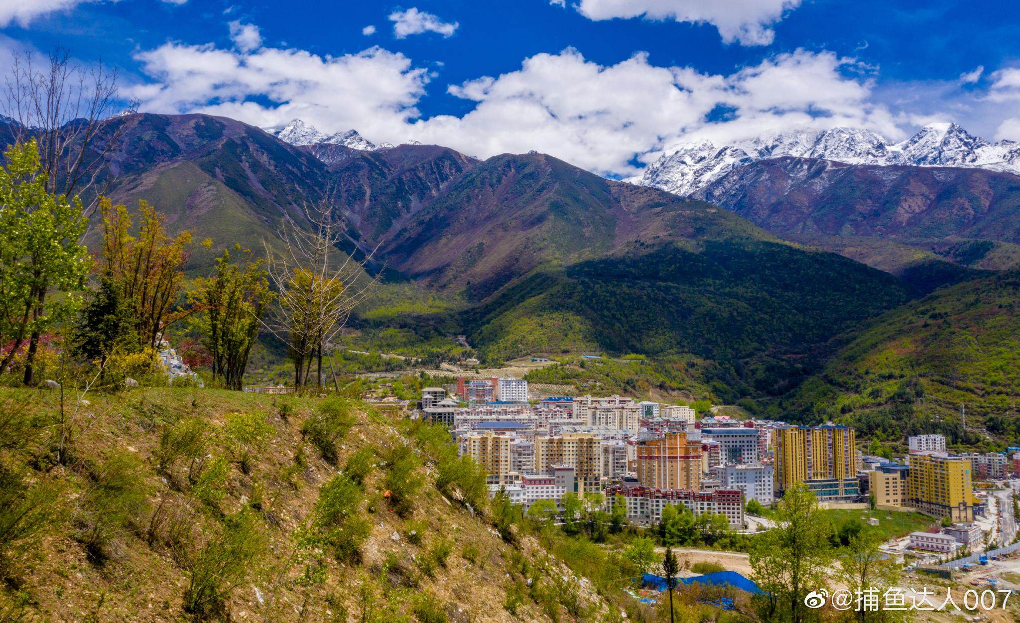 四面全被雪山包围的康定城__财经头条