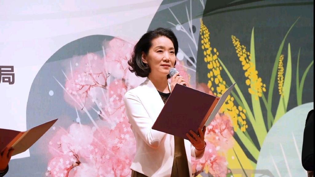 60岁李修平公开露面离开央视新闻主播台8年朗诵水平依然在线