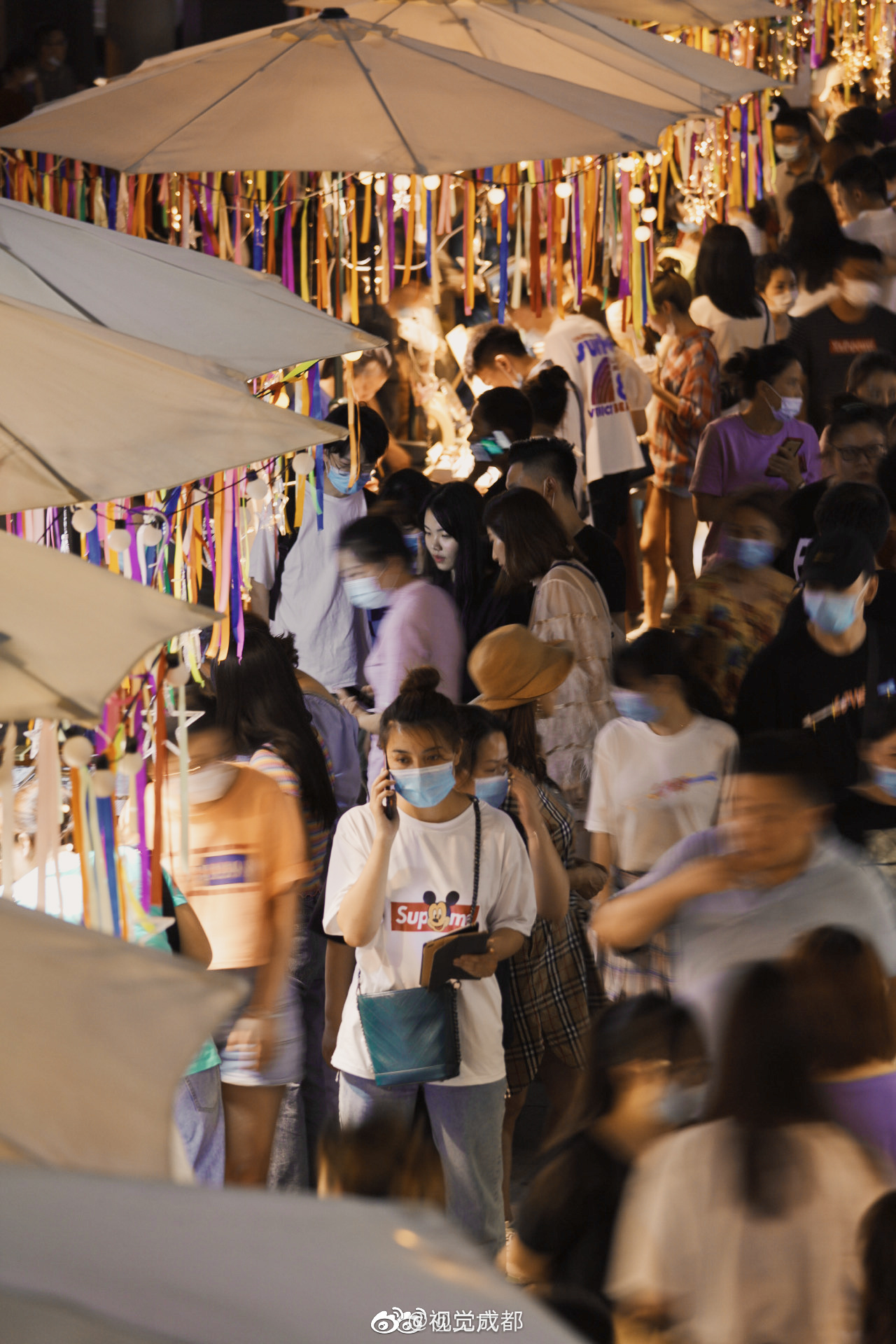 成都,来来往往的人群,源源不断的生机.cr.视觉成都@二六