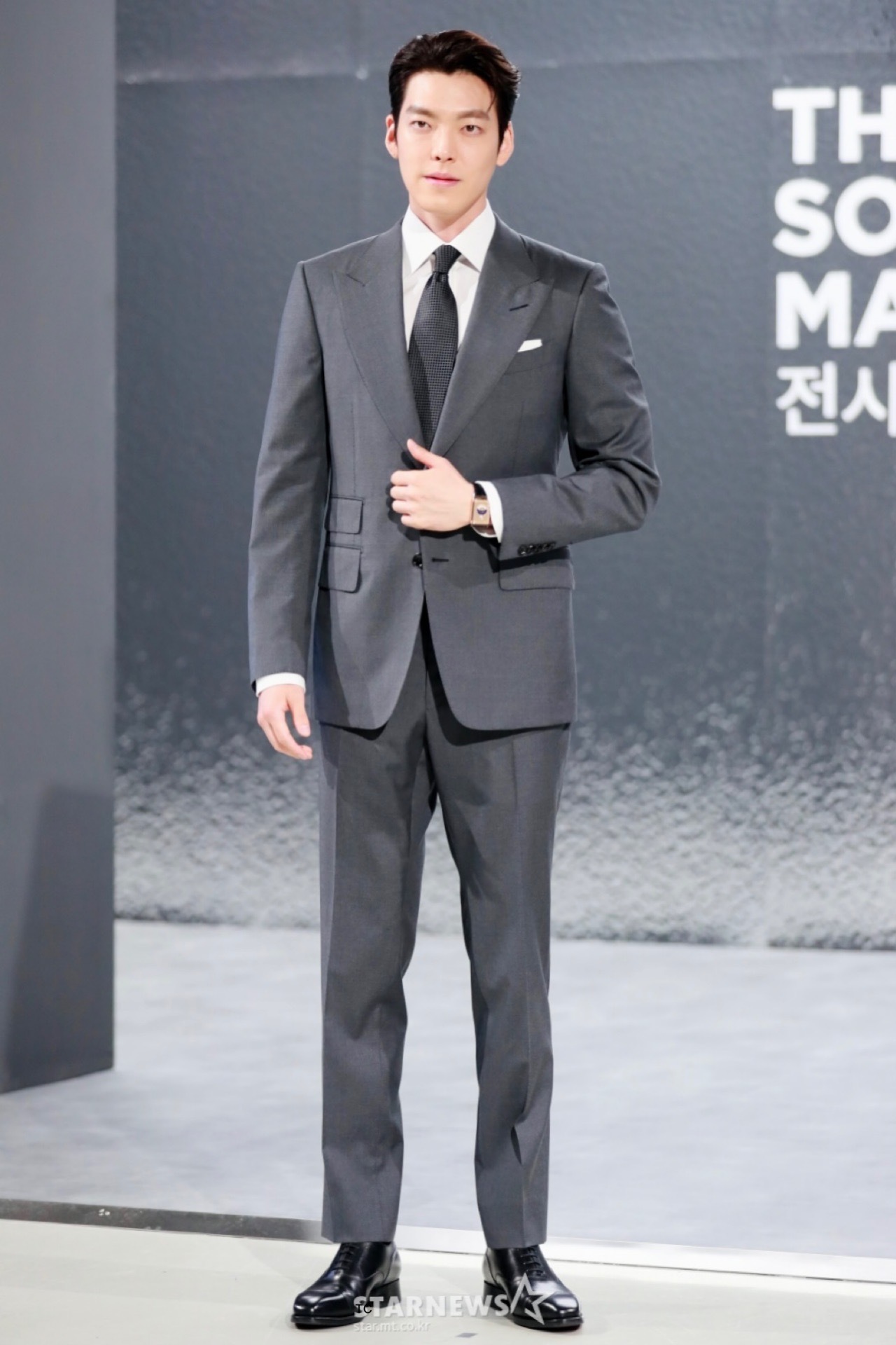 金宇彬 | 今日首尔出席活动生图,干练灰色西装,优越大长腿……_高清