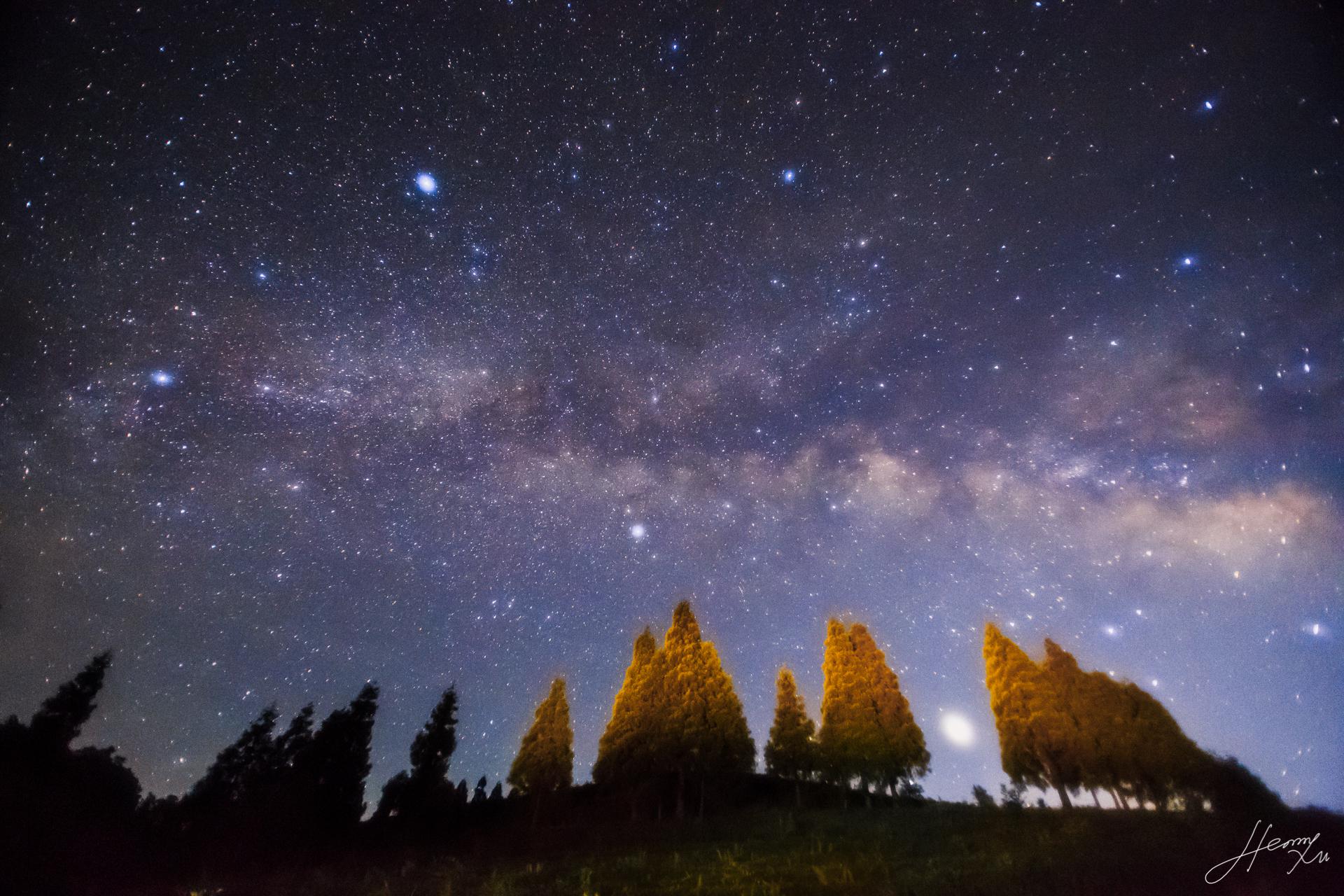 昨夜苍穹辽阔,星河滚烫,海拔1100米的洋里乡湖头天湖镜影