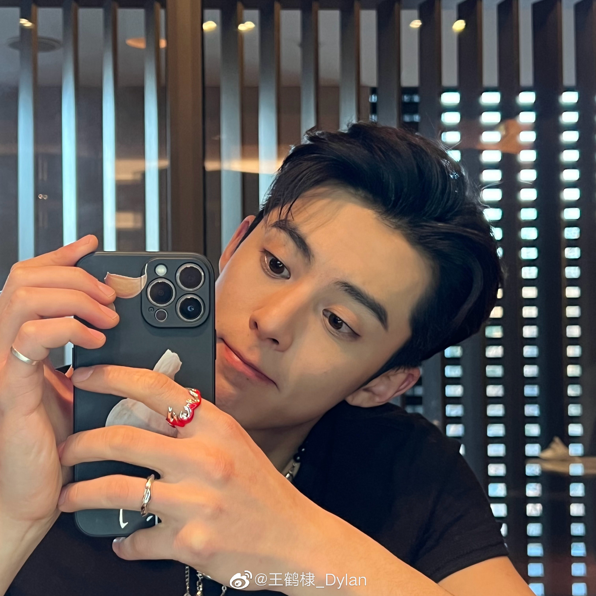 帅哥果然要怼脸拍@王鹤棣_dylan 67王鹤棣新手机壳来看对镜自拍手机