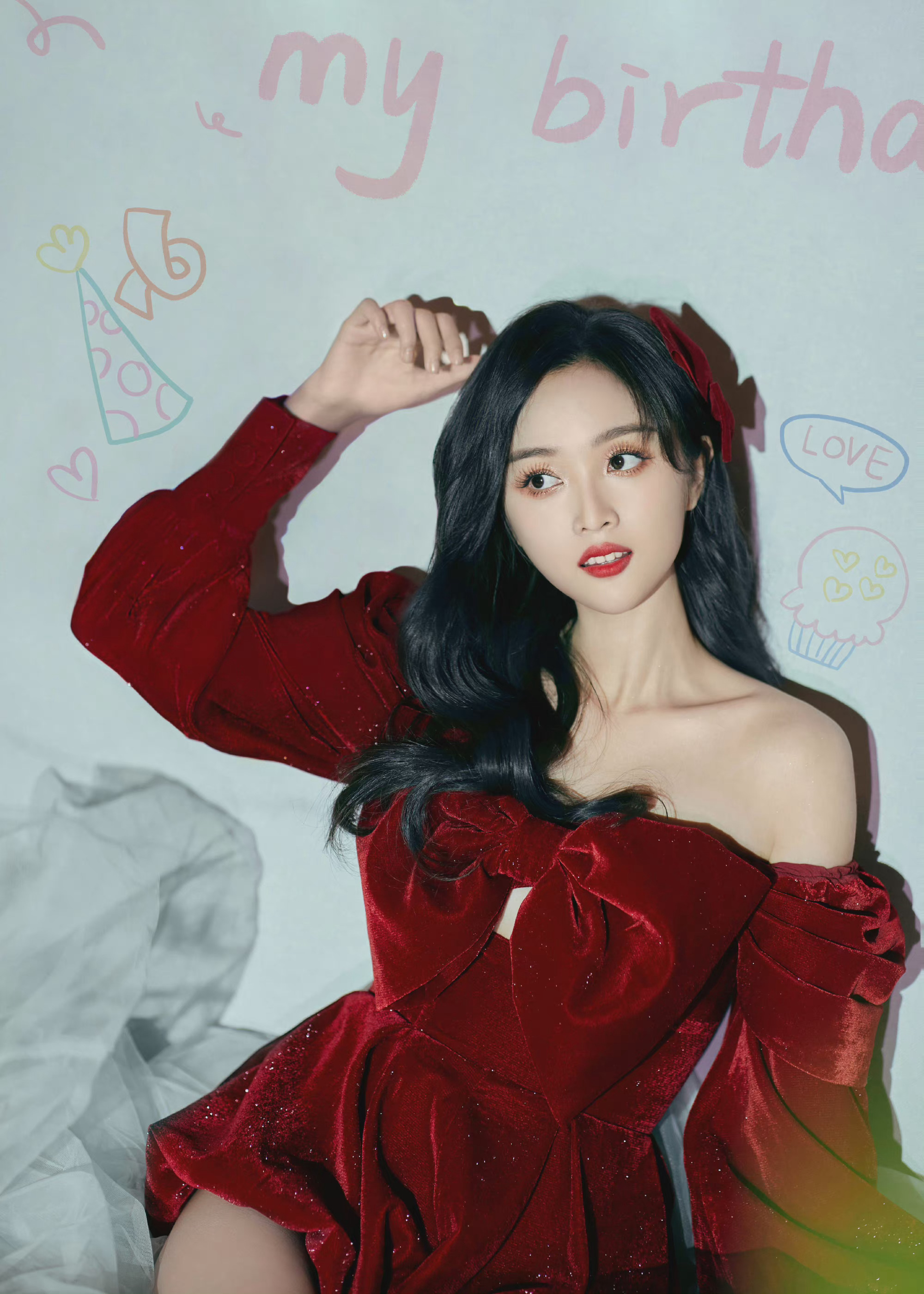 吴宣仪新鲜生日写真图 红丝绒抹胸裙 蝴蝶结……__财经头条