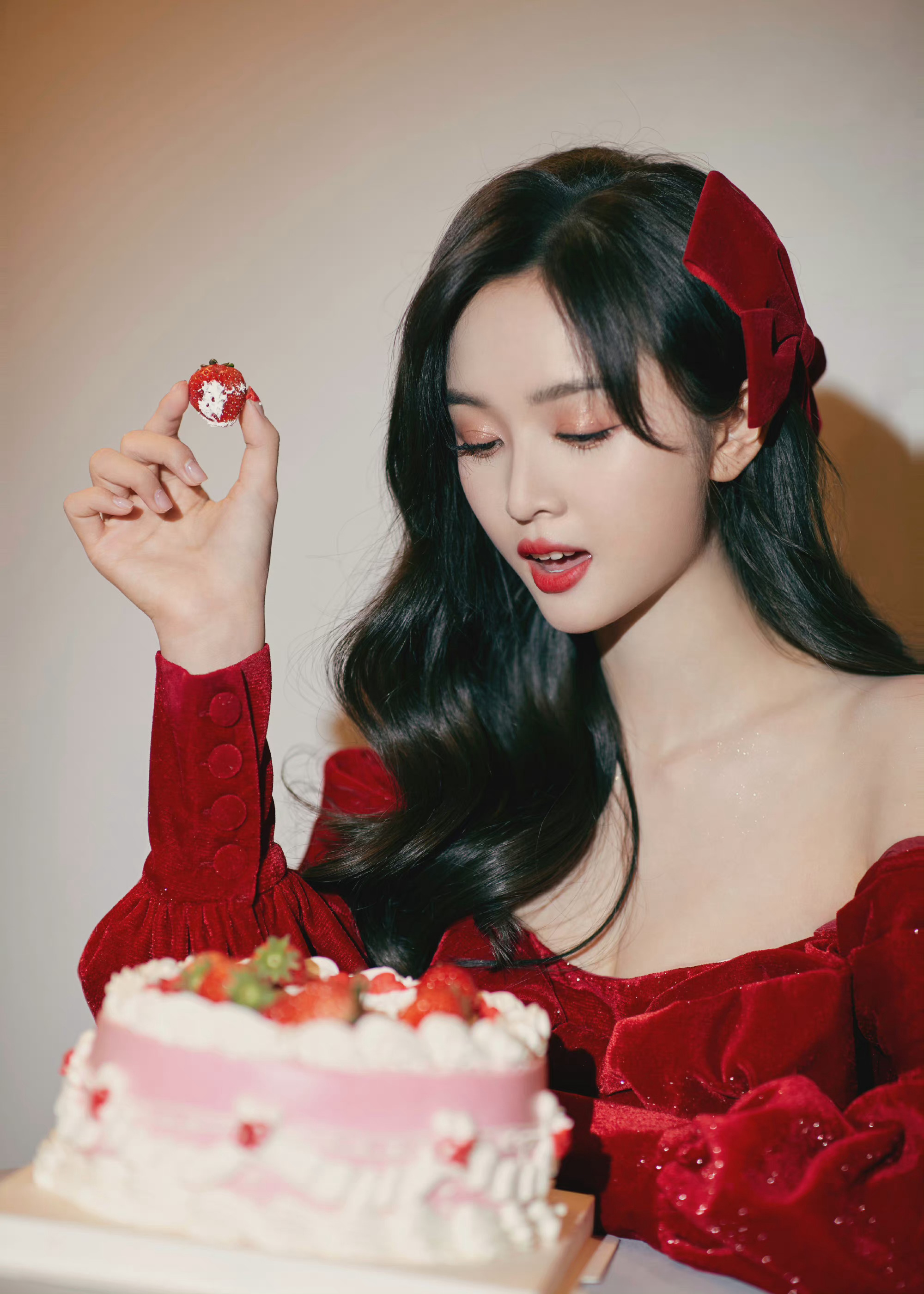 吴宣仪新鲜生日写真图 红丝绒抹胸裙 蝴蝶结……__财经头条