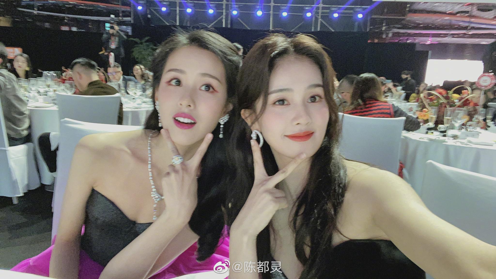 陈都灵和白鹿晒合照,都是美女,你更吃谁的颜?_高清图集_新浪网