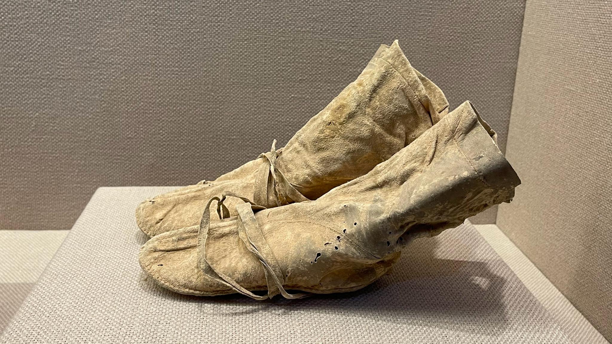 吐鲁番博物馆收藏的汉代皮靴,上面有系带,可以收紧固定