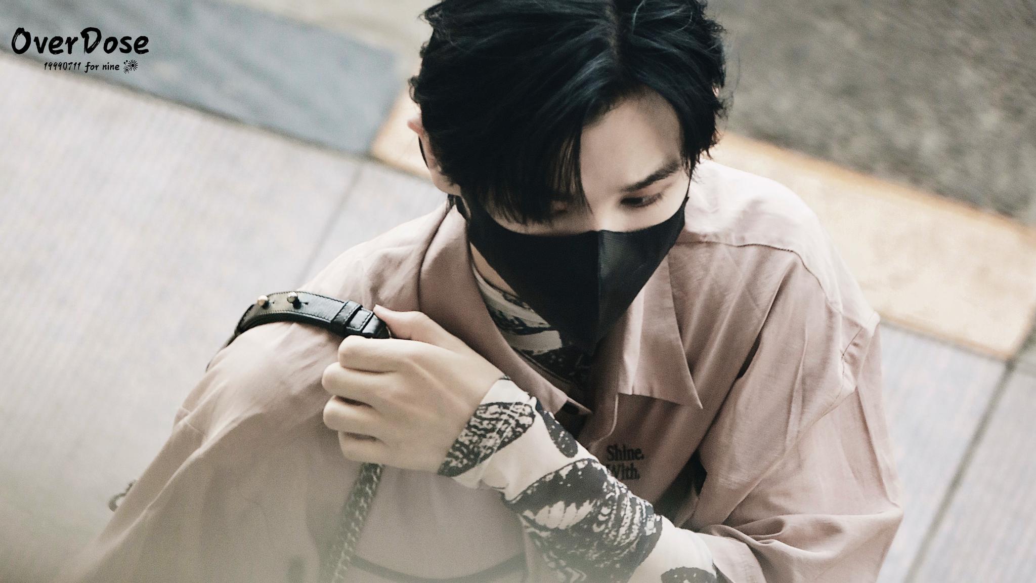 高卿尘今日饭拍 套装内搭长袖,又酷又甜的小九