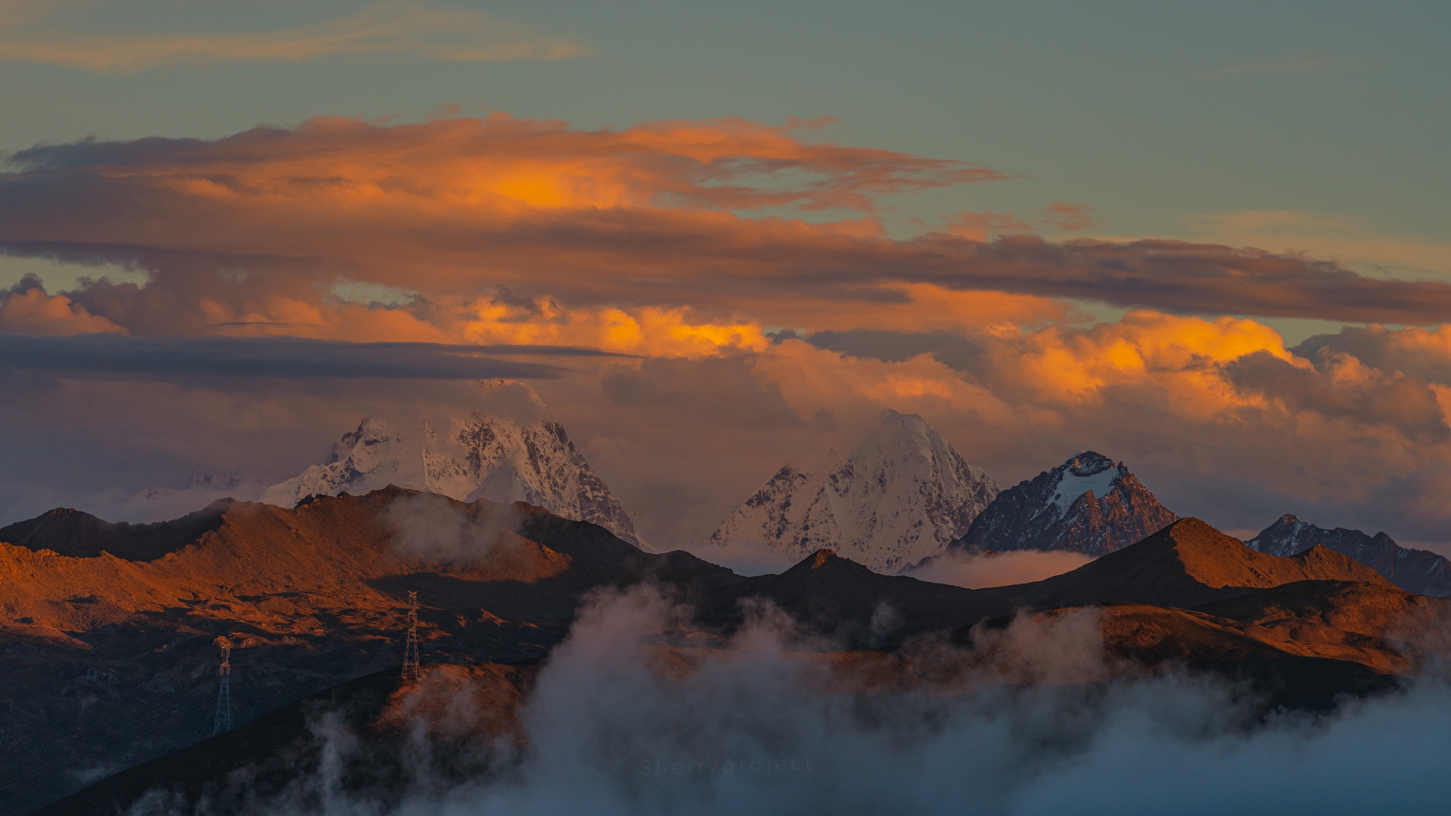 日出祥云,巍峨雪山