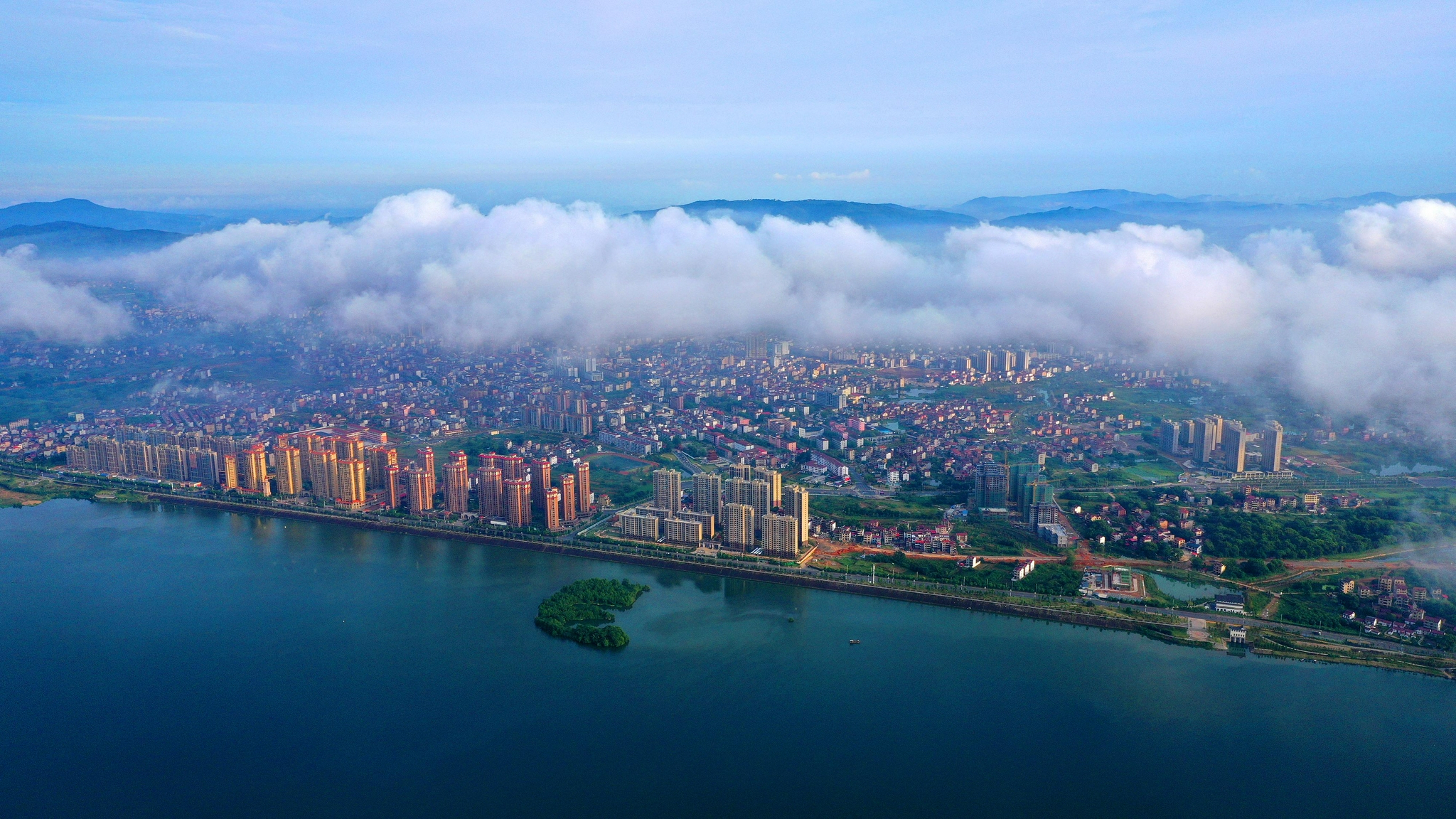 江西吉安出现平流雾景观