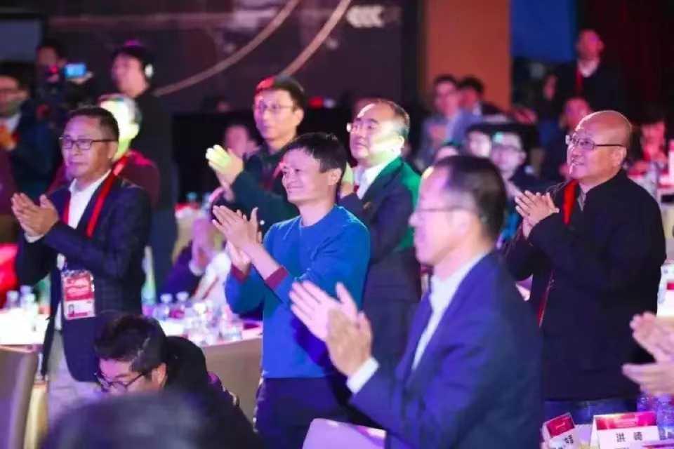 让马云柳传志起立鼓掌，他可能是人生起伏最大的中国企业家休闲区蓝鸢梦想 - Www.slyday.coM
