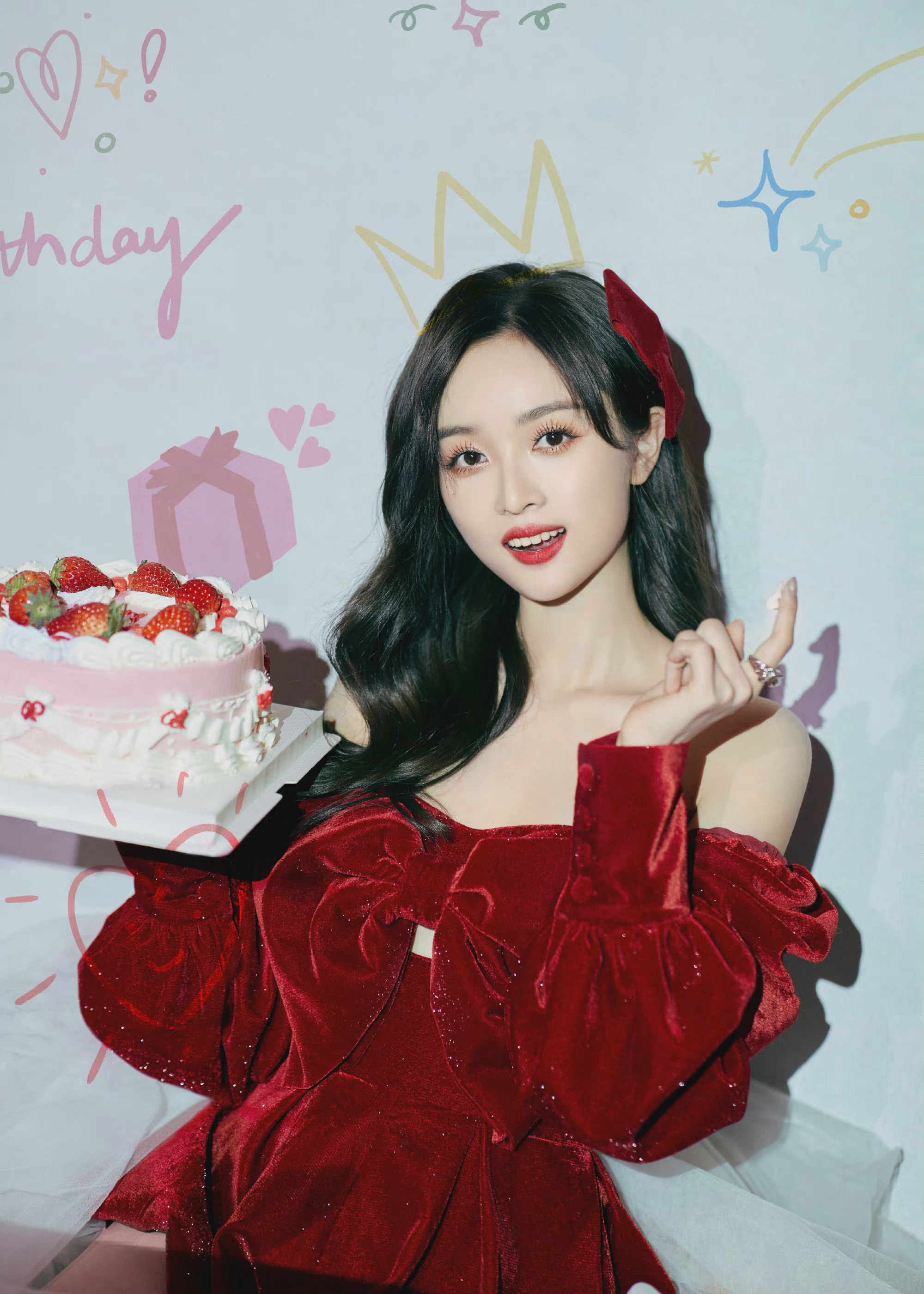 吴宣仪新鲜生日写真图 红丝绒抹胸裙 蝴蝶结……__财经头条