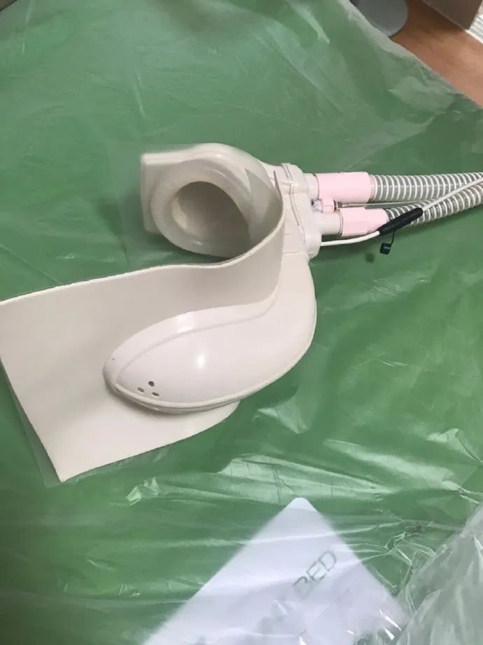 自动吸便器,与我们平时使用的扁马桶,尿壶不同,这款产品用来抽吸