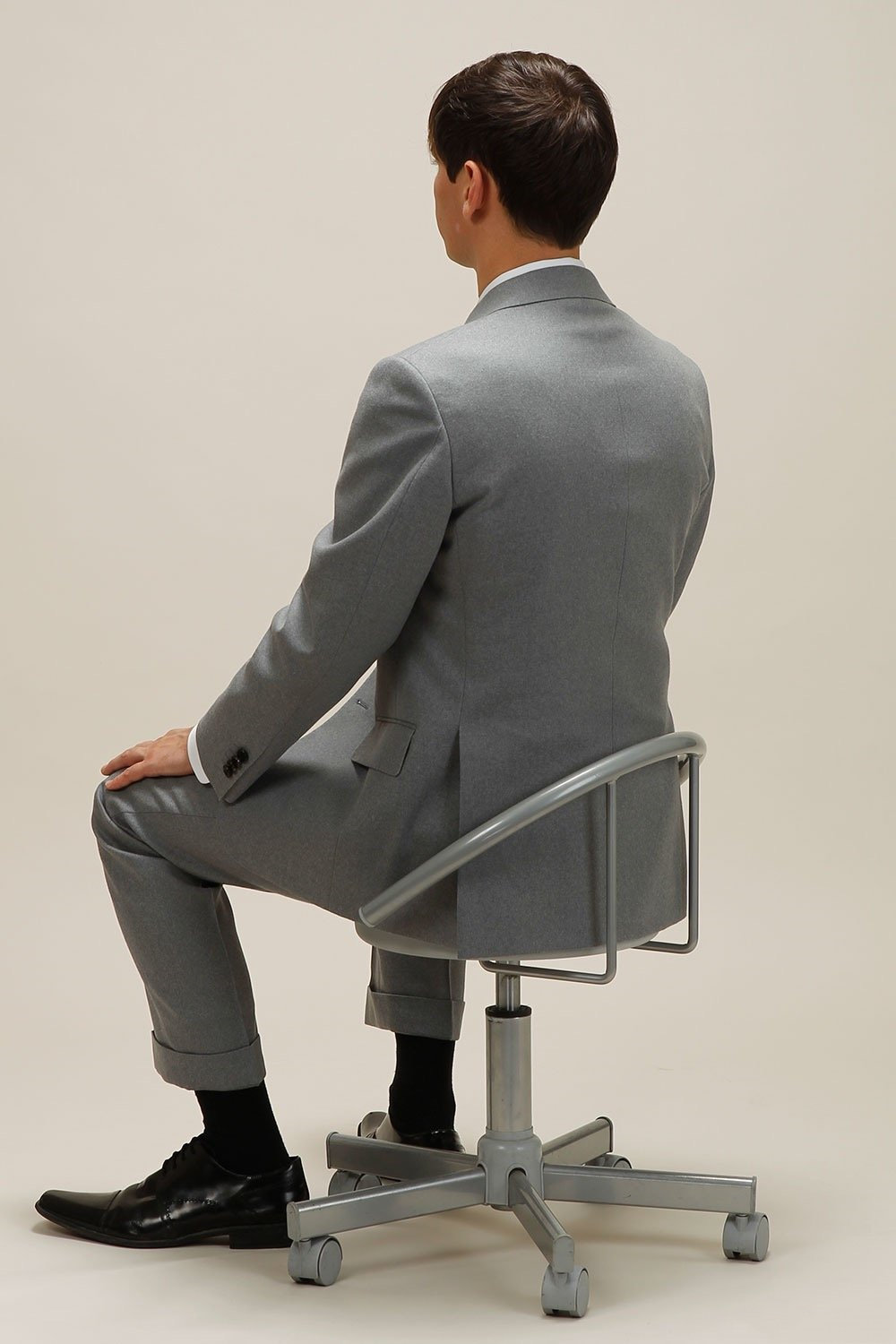 西服坐姿参考_高清图集_新浪网