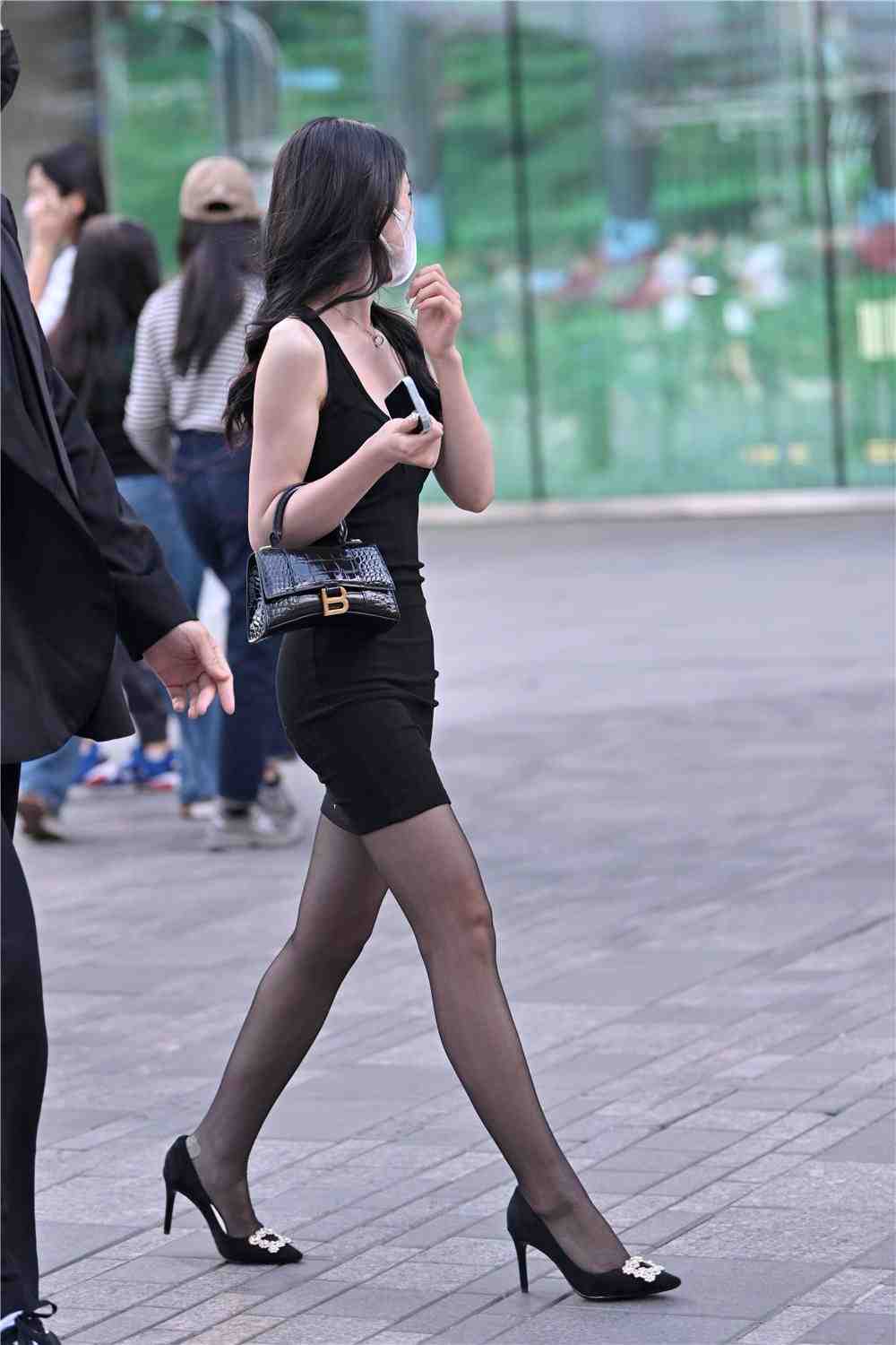 搭配一双黑色细高跟凉鞋,鱼嘴的款式,还有防水台设计,看起来