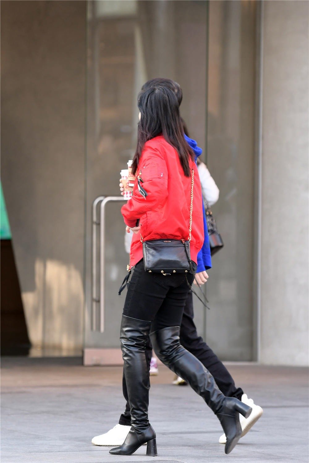 紧身牛仔裤搭配过膝靴,初冬季节的穿搭,要注意保暖|过膝靴|紧身|牛仔