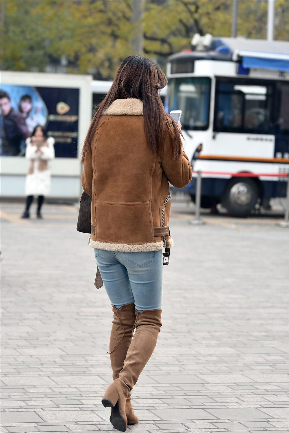 紧身牛仔裤搭配过膝靴,初冬季节的穿搭,要注意保暖|过膝靴|紧身|牛仔