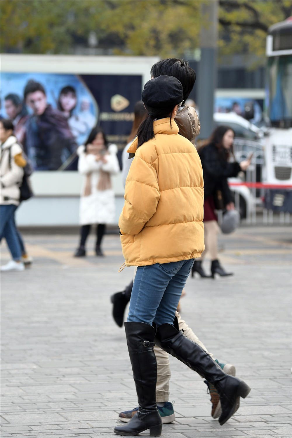 紧身牛仔裤搭配过膝靴,初冬季节的穿搭,要注意保暖|过膝靴|紧身|牛仔