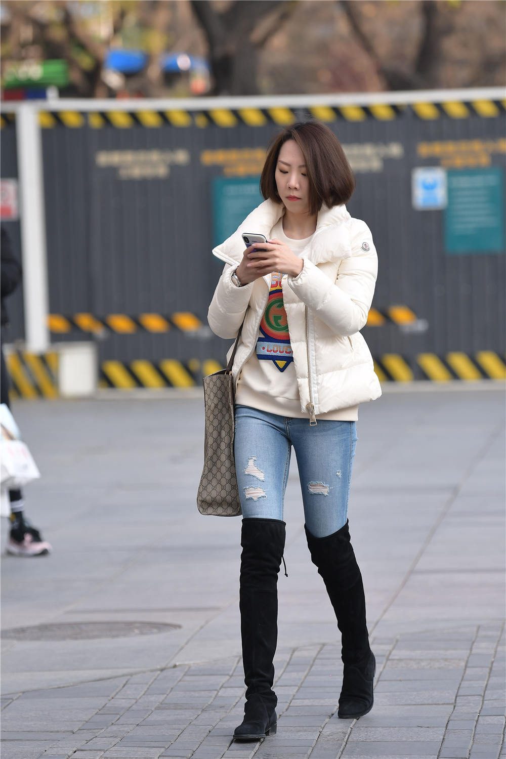 紧身牛仔裤搭配过膝靴,初冬季节的穿搭,要注意保暖|过膝靴|紧身|牛仔