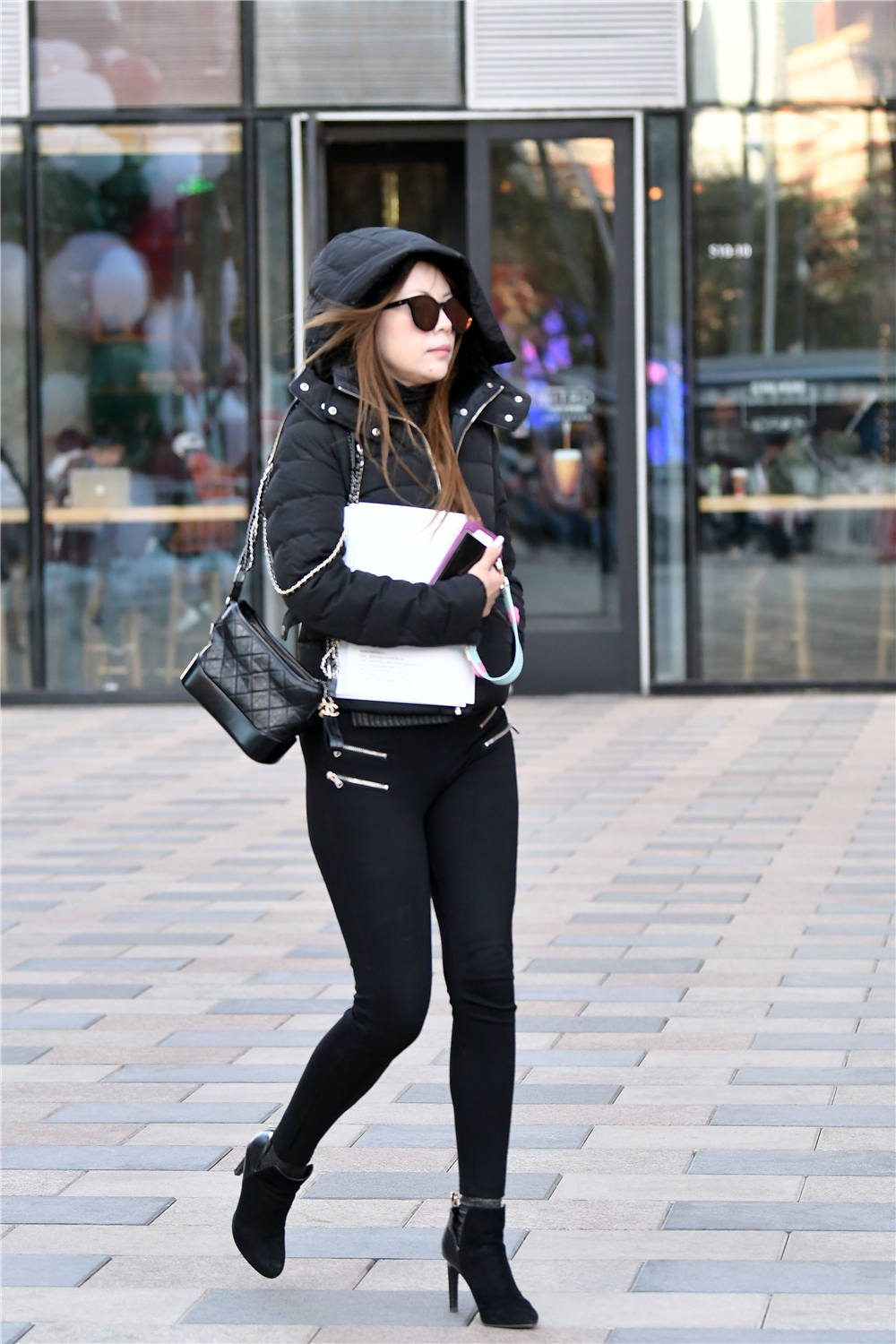 高跟短靴会让时尚美女出门,会更加精致,冬季也不用怕冷了__财经头条