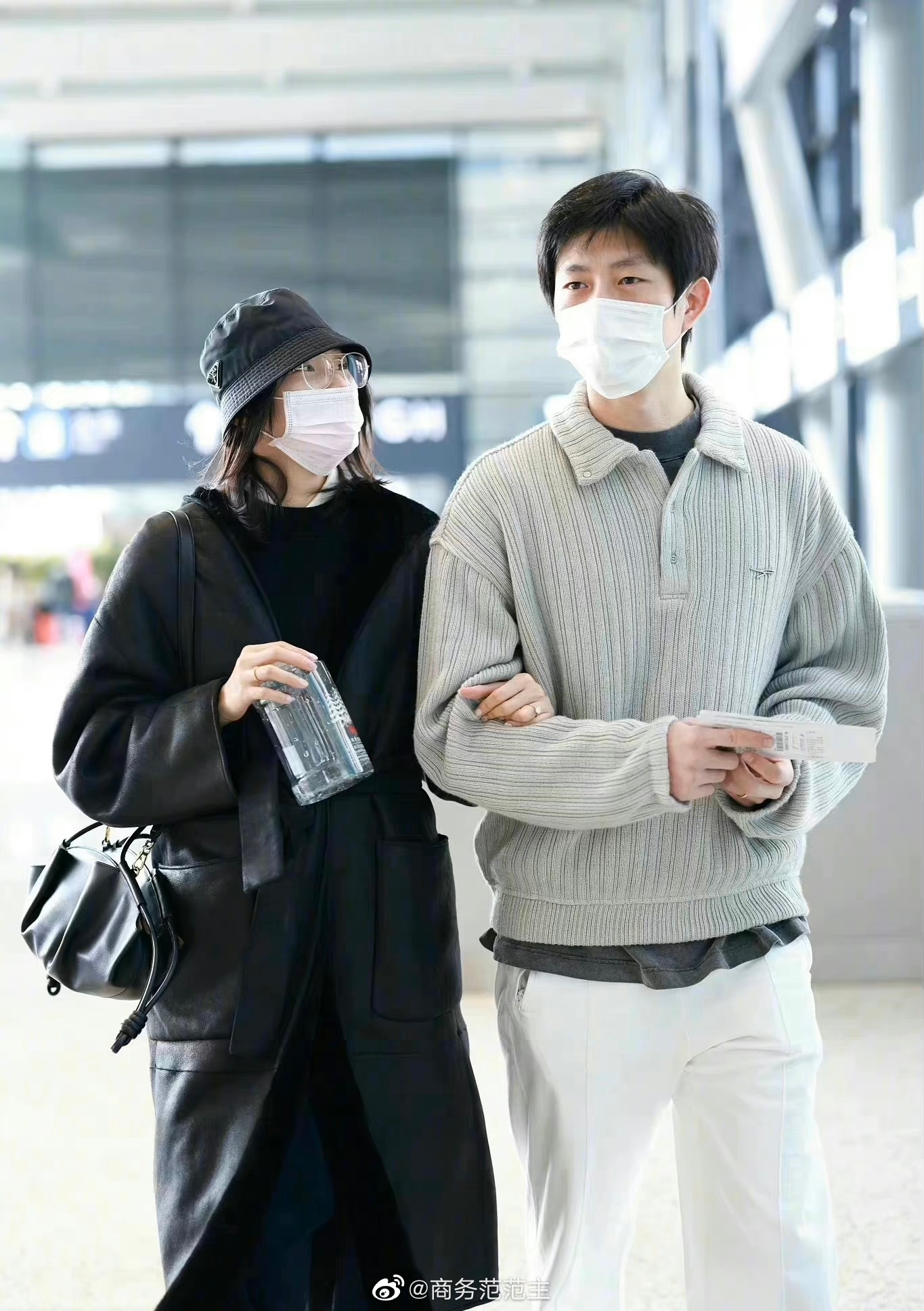 超模雎晓雯甜蜜挽手男友金大川现身机场