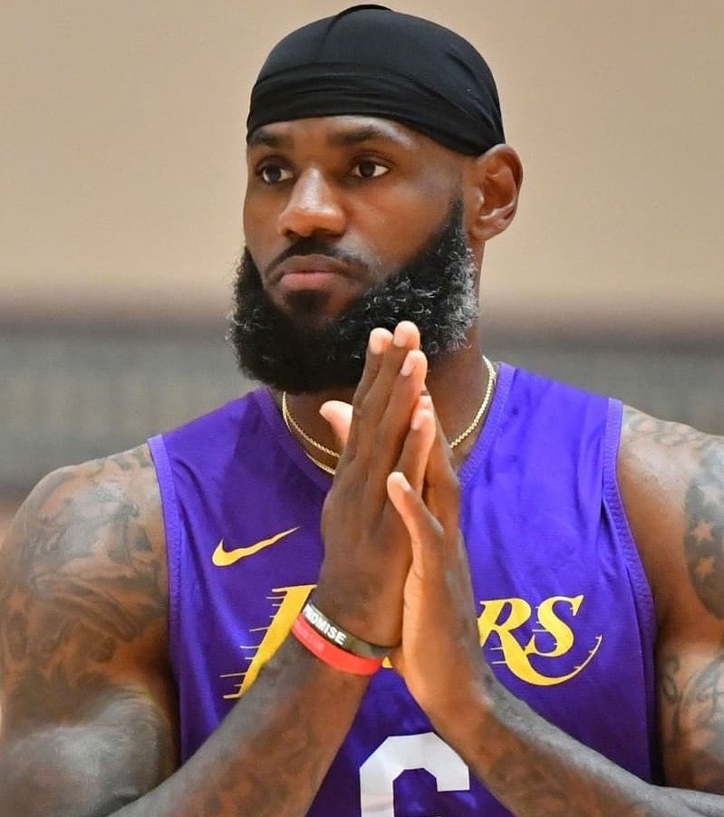 虽然帽子挡住了后移的发际线但是白了的胡子还是让人感叹老詹真的不