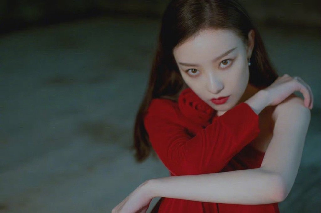 倪妮红裙拍摄图风情万种摇曳生姿倪妮真的好美