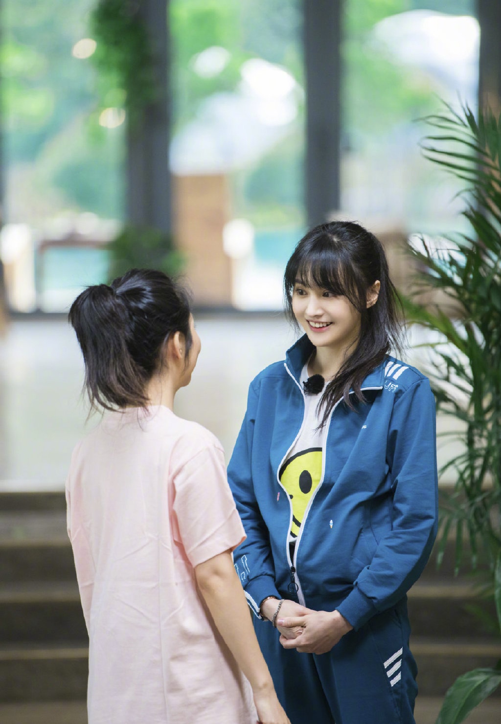 郑爽是什么绝世小可爱,穿老气蓝色运动服,蹲小朋友中间更娇俏了