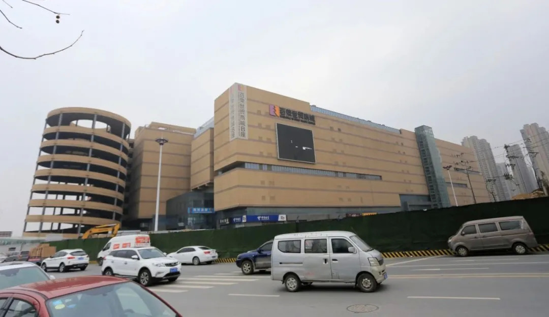 这里,就是有着"中国最大酒水流通批发市场"之称的郑州百荣世贸商城